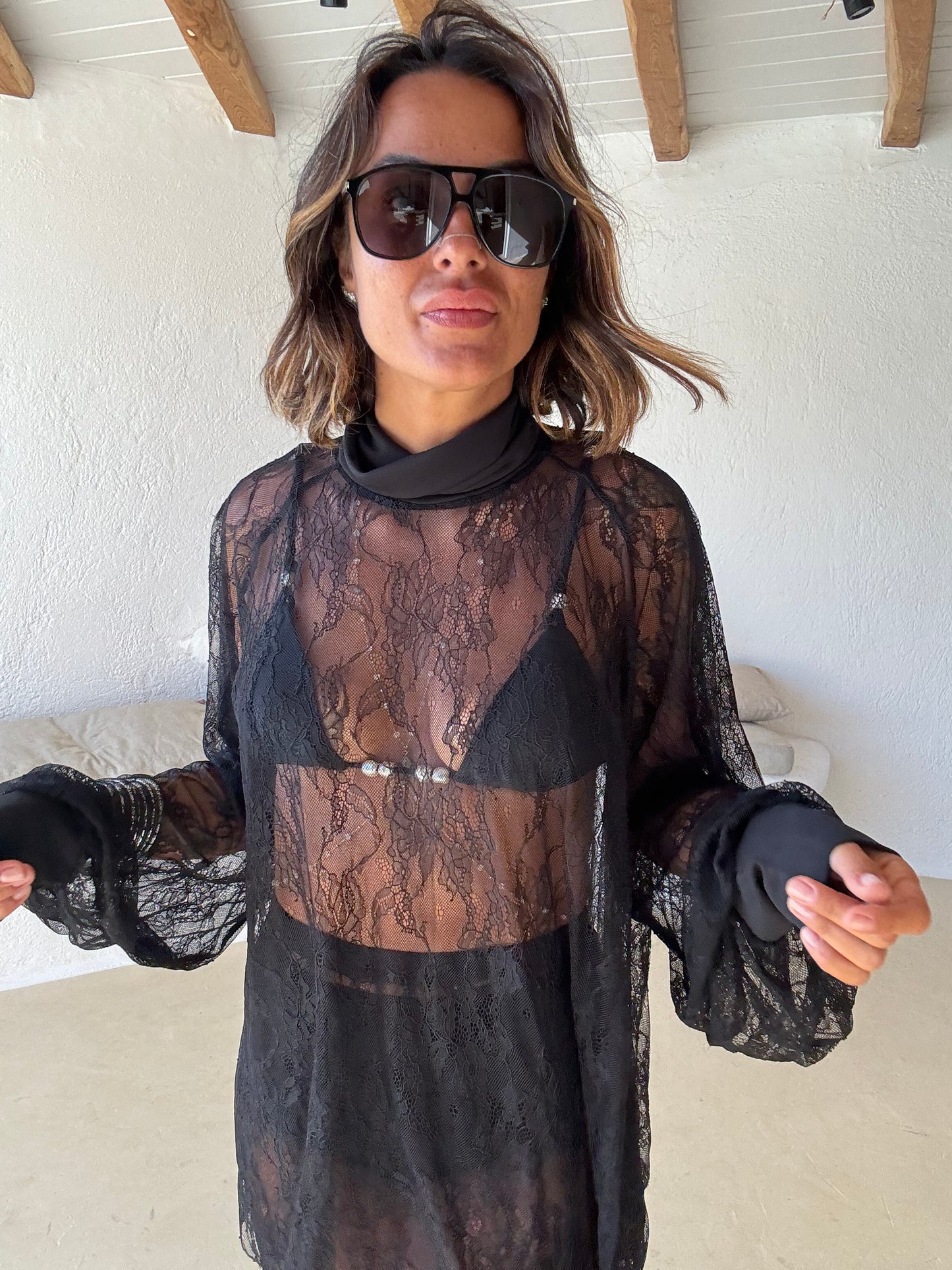 Blusa lupetto nera in pizzo ks