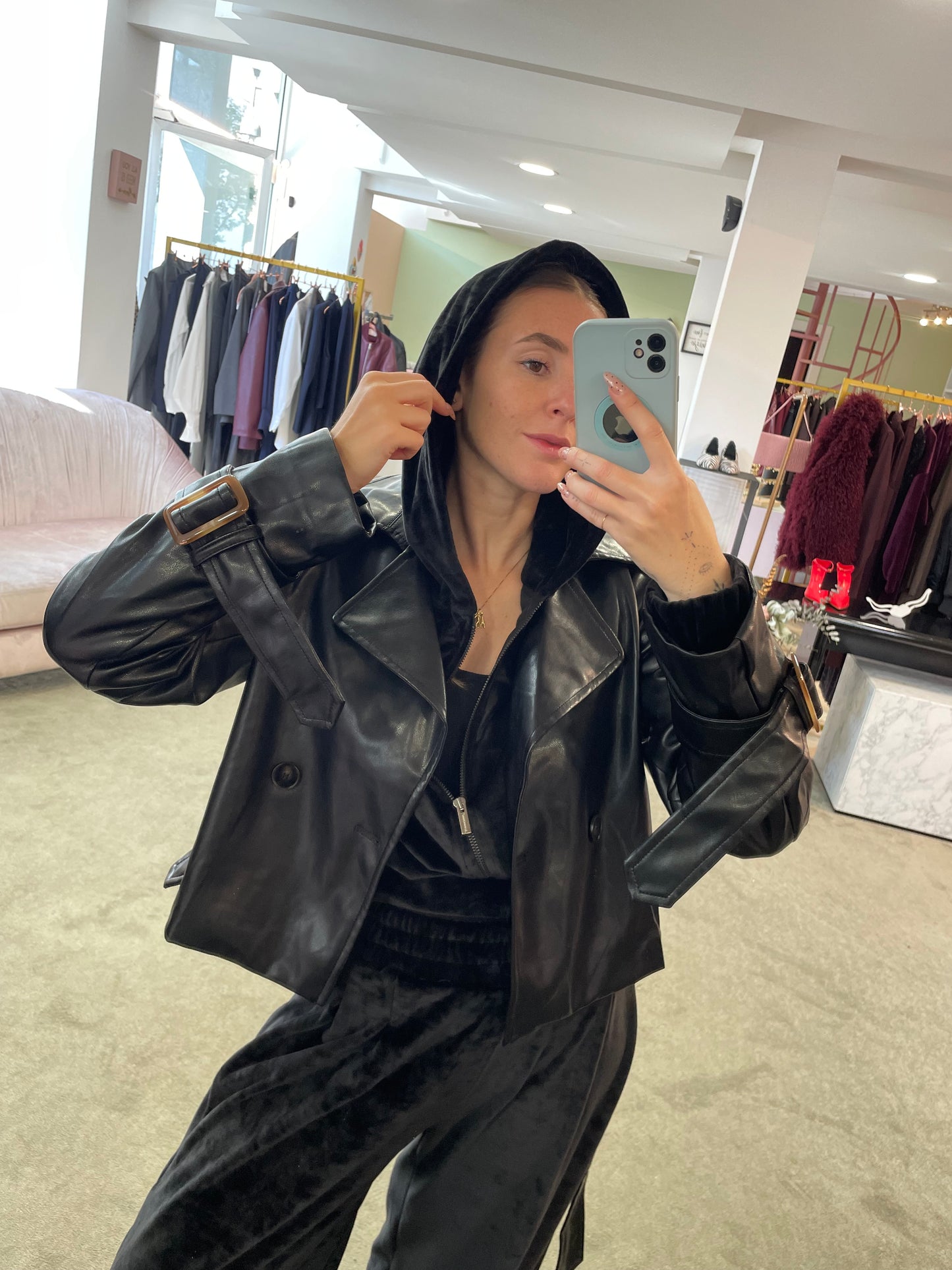 Trench mini nero crop in ecopelle gl