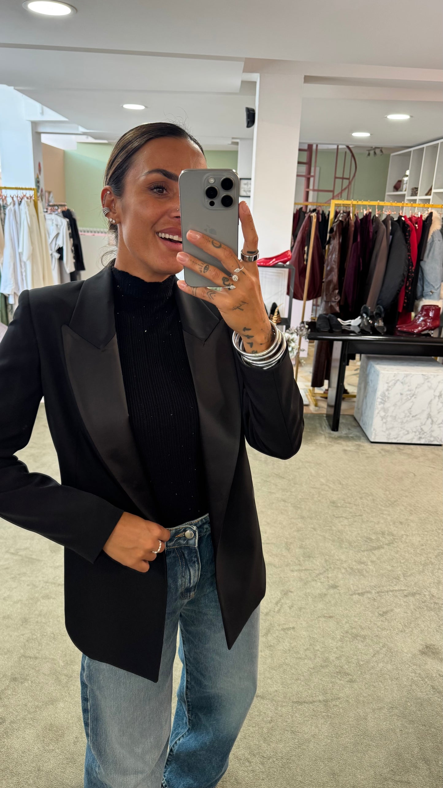 Blazer nero con rever in raso Actualee