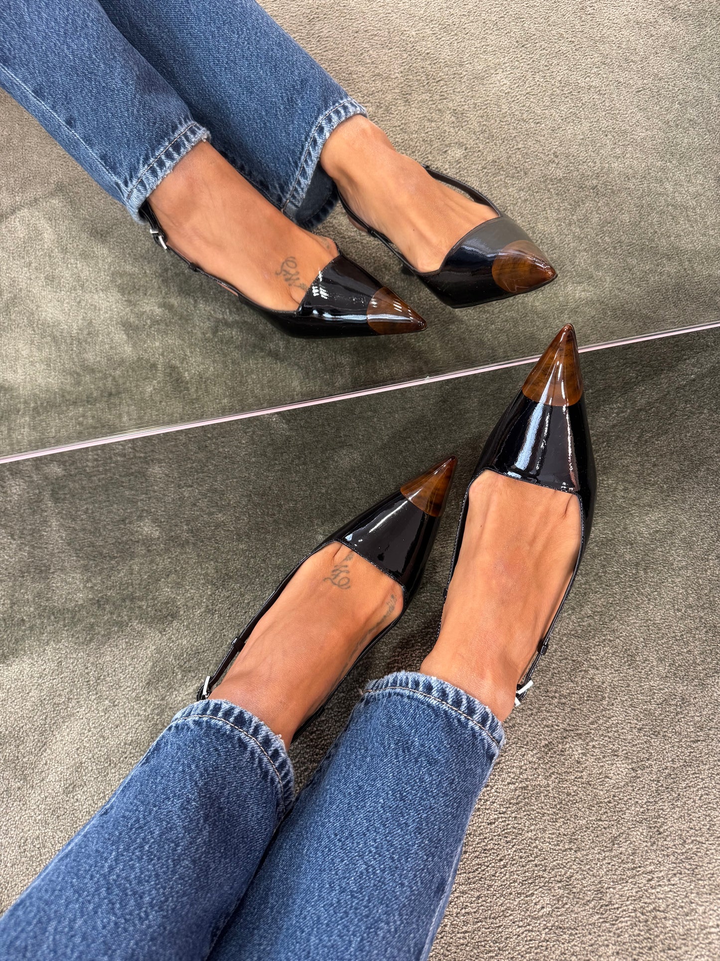 Slingback nera in vernice con punta tartarugata