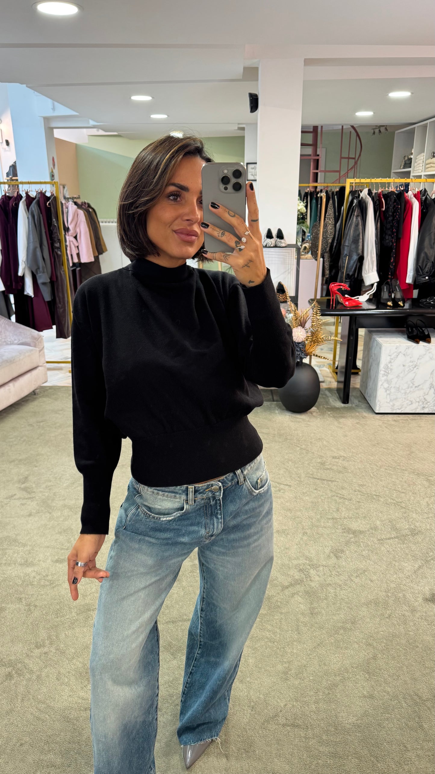 Maglione nero scollo a v dietro con fiocco lh