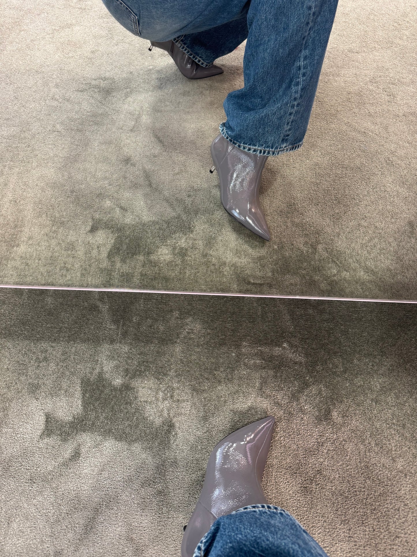 Stivaletto grigio in vernice tacco kitten