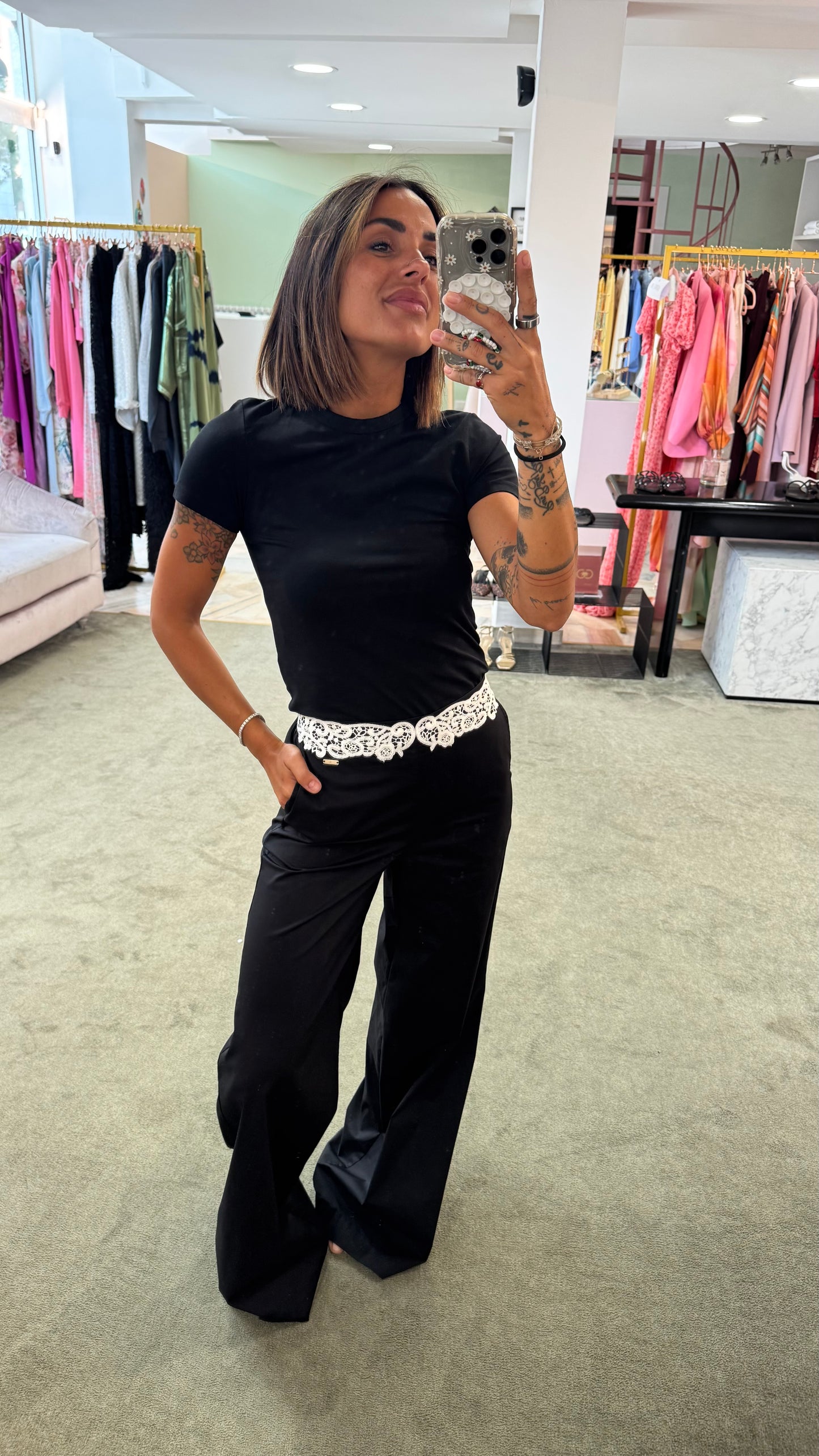 Pantaloni neri a palazzo con dettaglio pizzo bianco fr