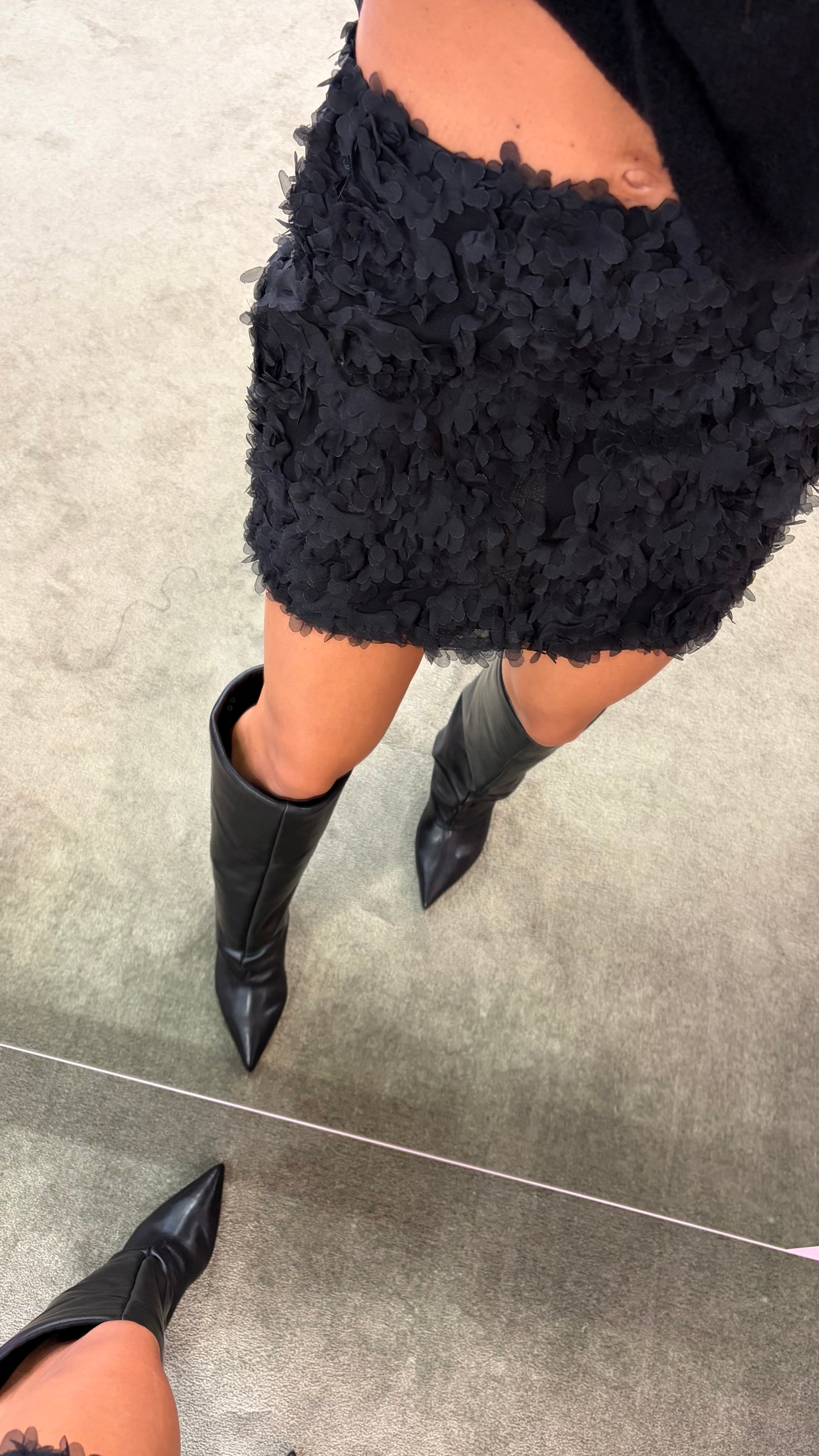 Minigonna nera con roselline in tulle gl