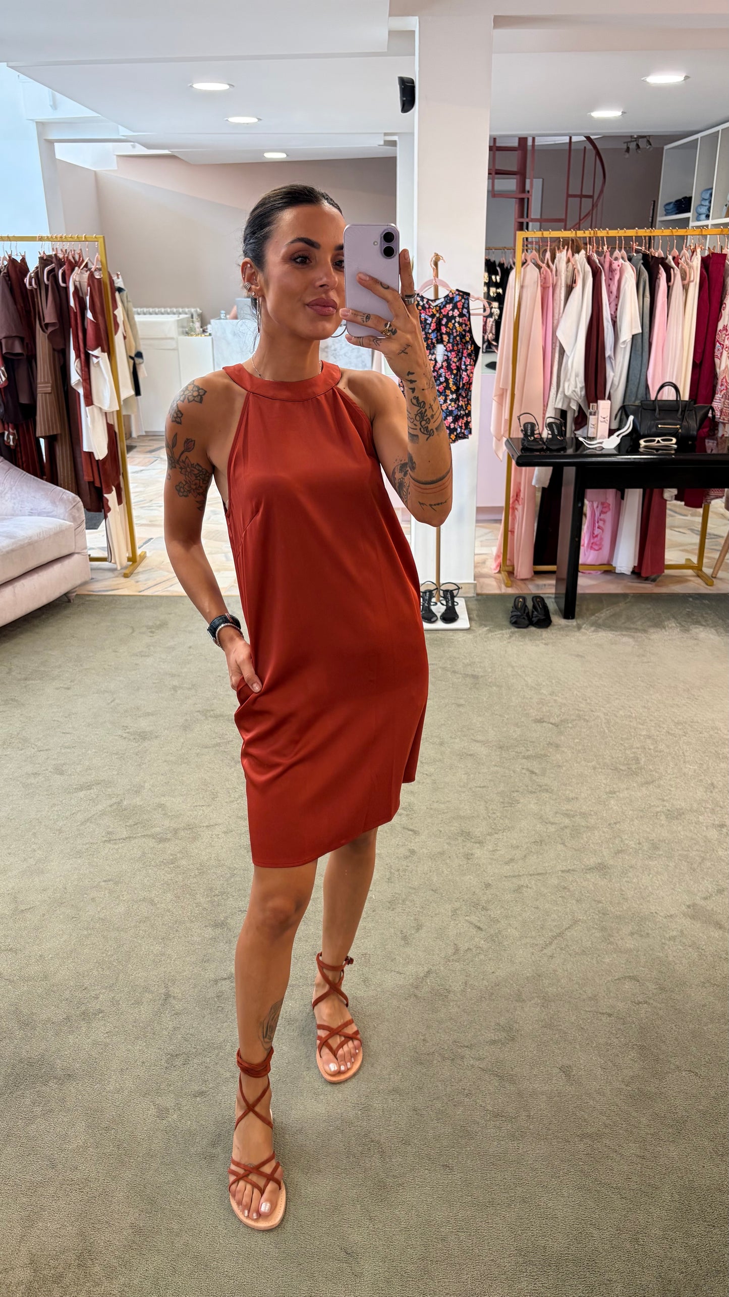 Abito corto ruggine scollo all'americana in satin ay