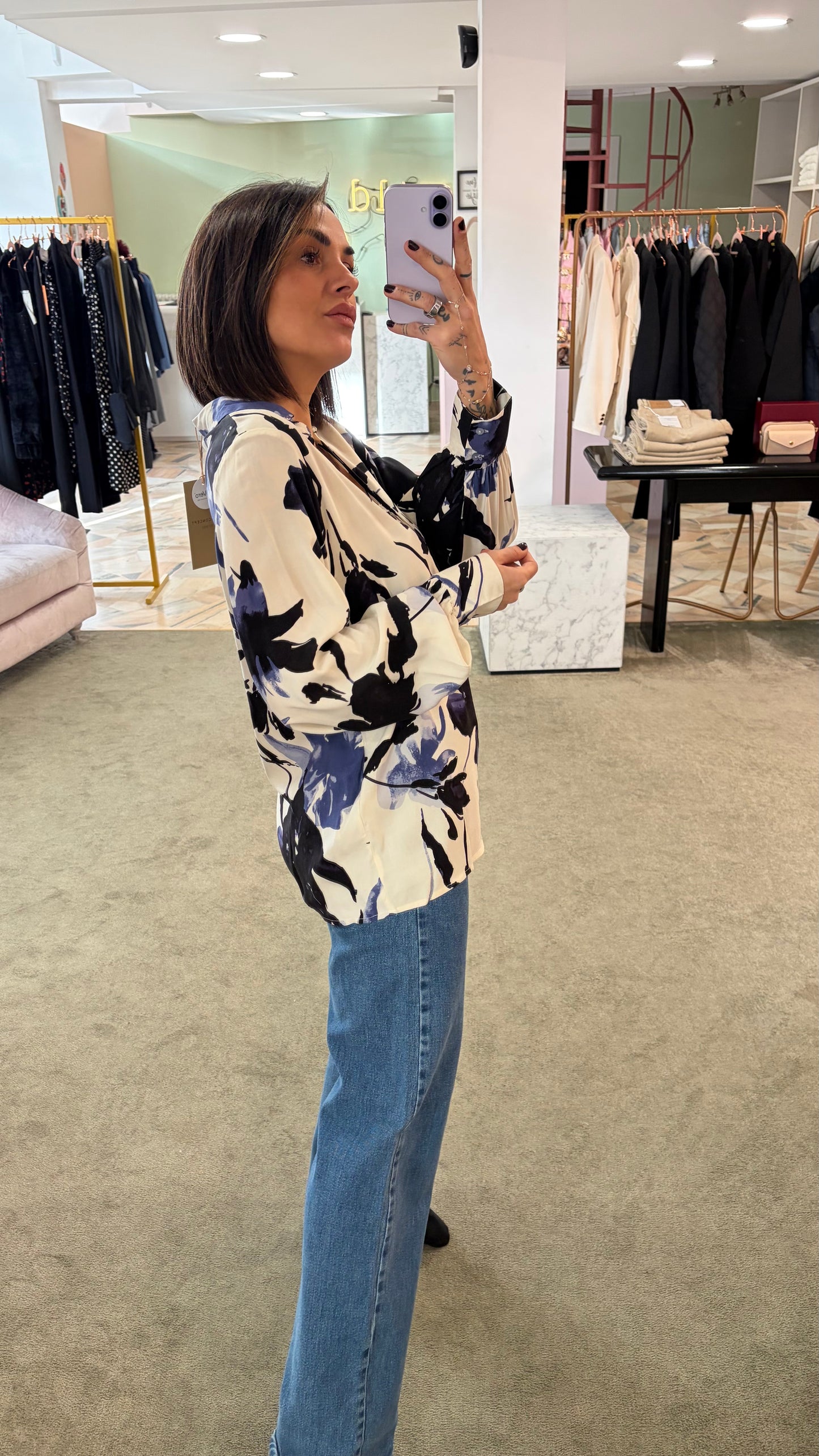 Camicia crema con fiori azzurri e neri sy