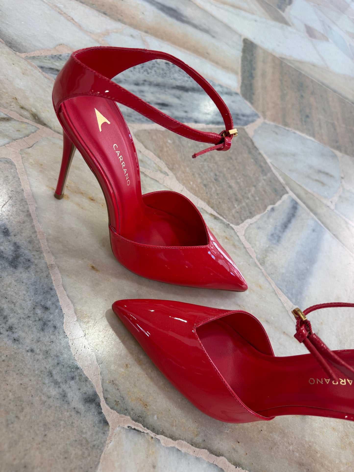 Décolleté rosse in vernice con cinturino