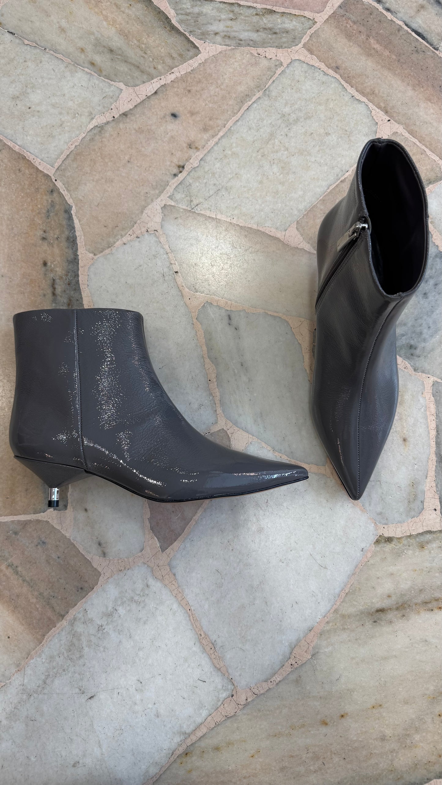 Stivaletto grigio in vernice tacco kitten