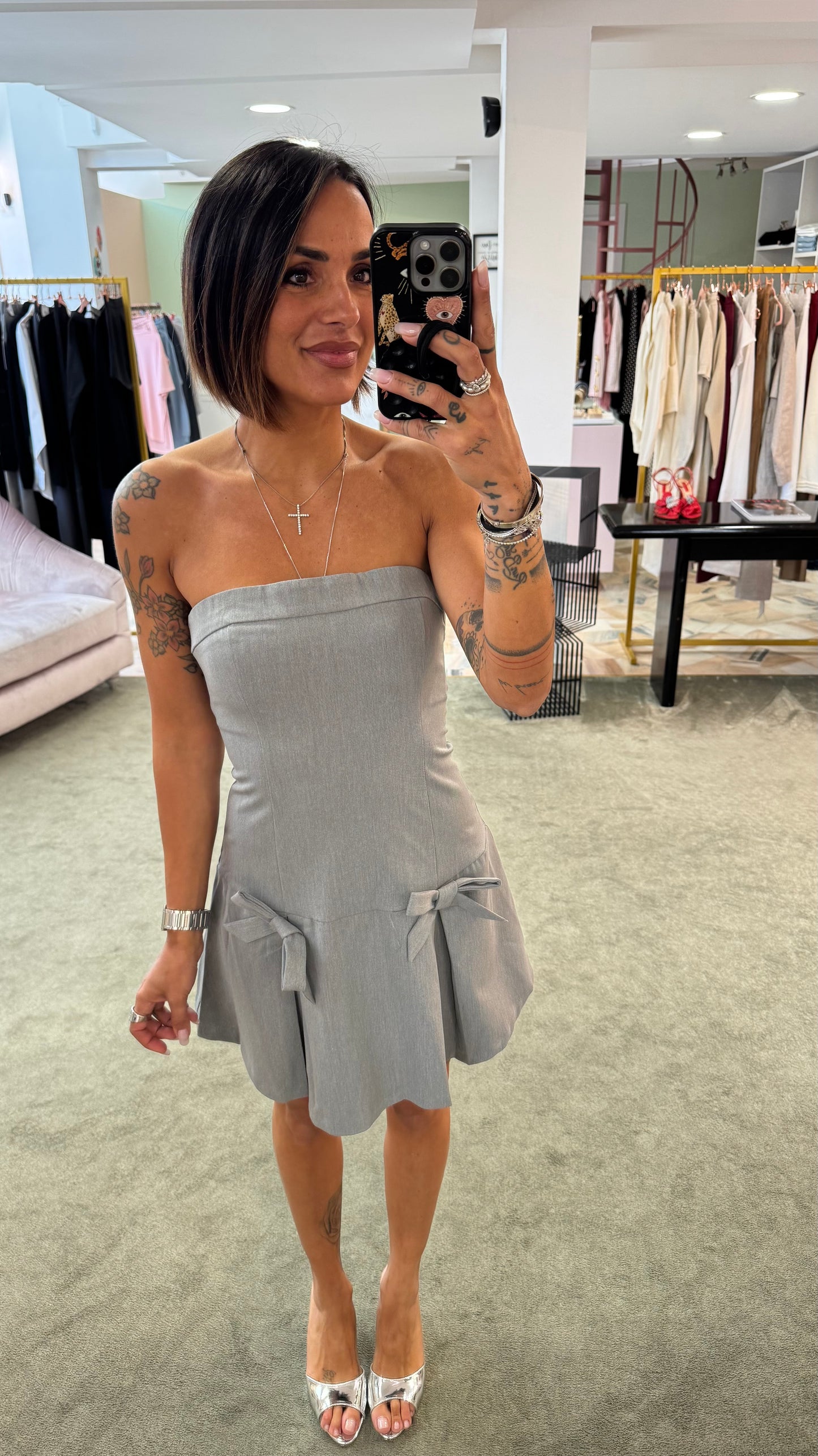 Abito grigio con fiocchetti senza spalline gl