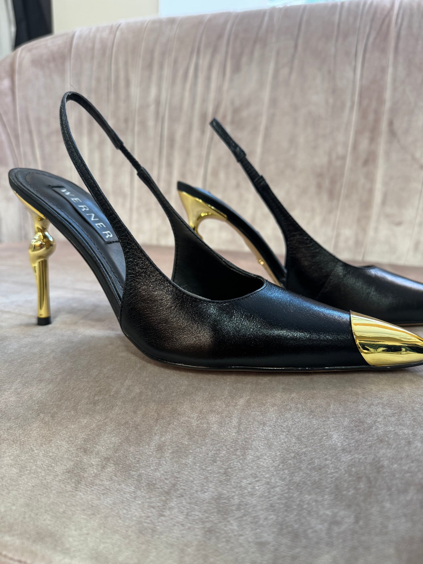 Slingback nera con punta e tacco oro