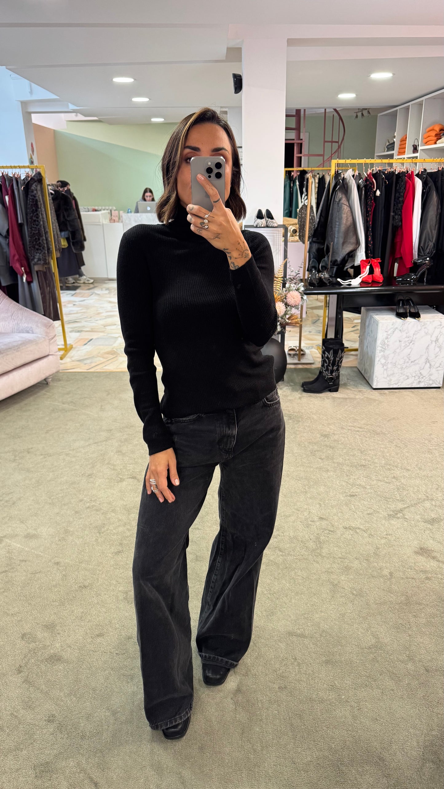 Maglia dolcevita nera a costine sl