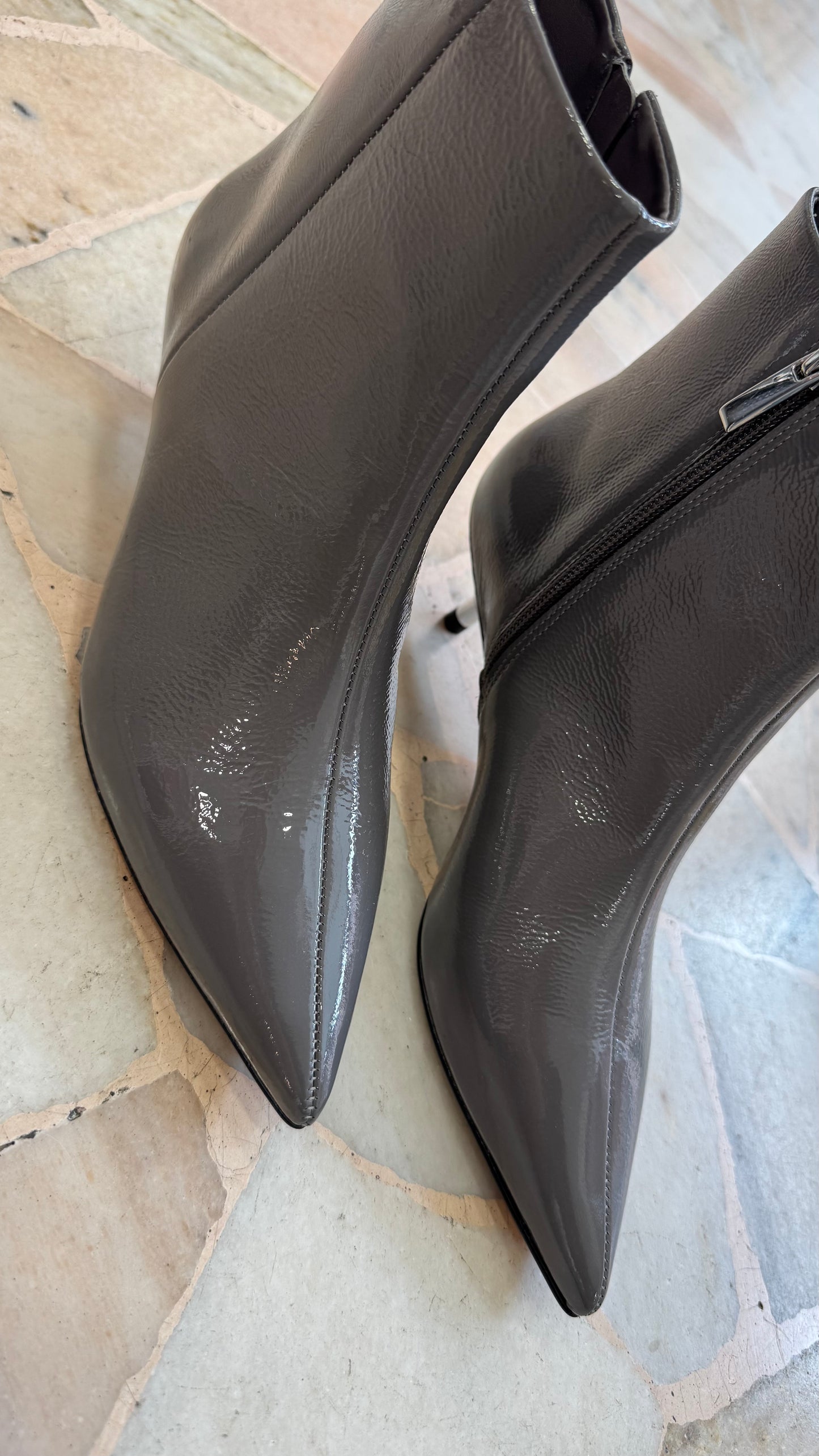 Stivaletto grigio in vernice tacco kitten