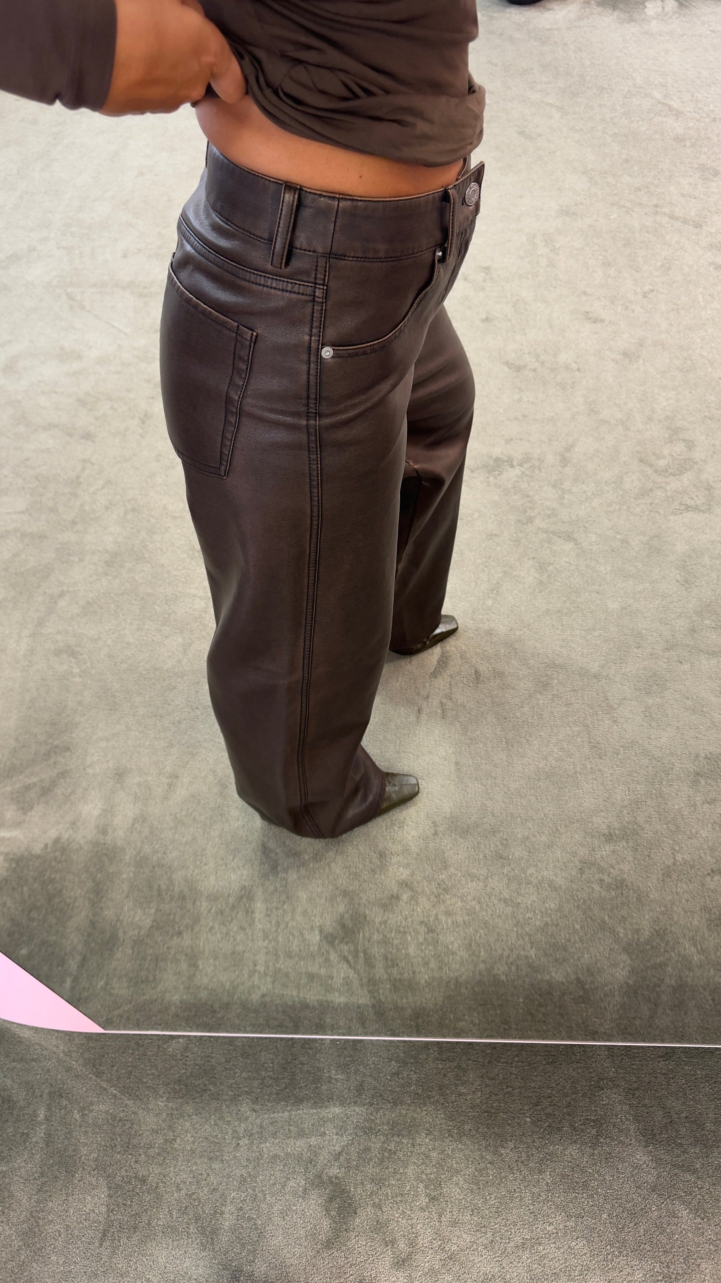 Pantaloni marroni in ecopelle stonewashed jx