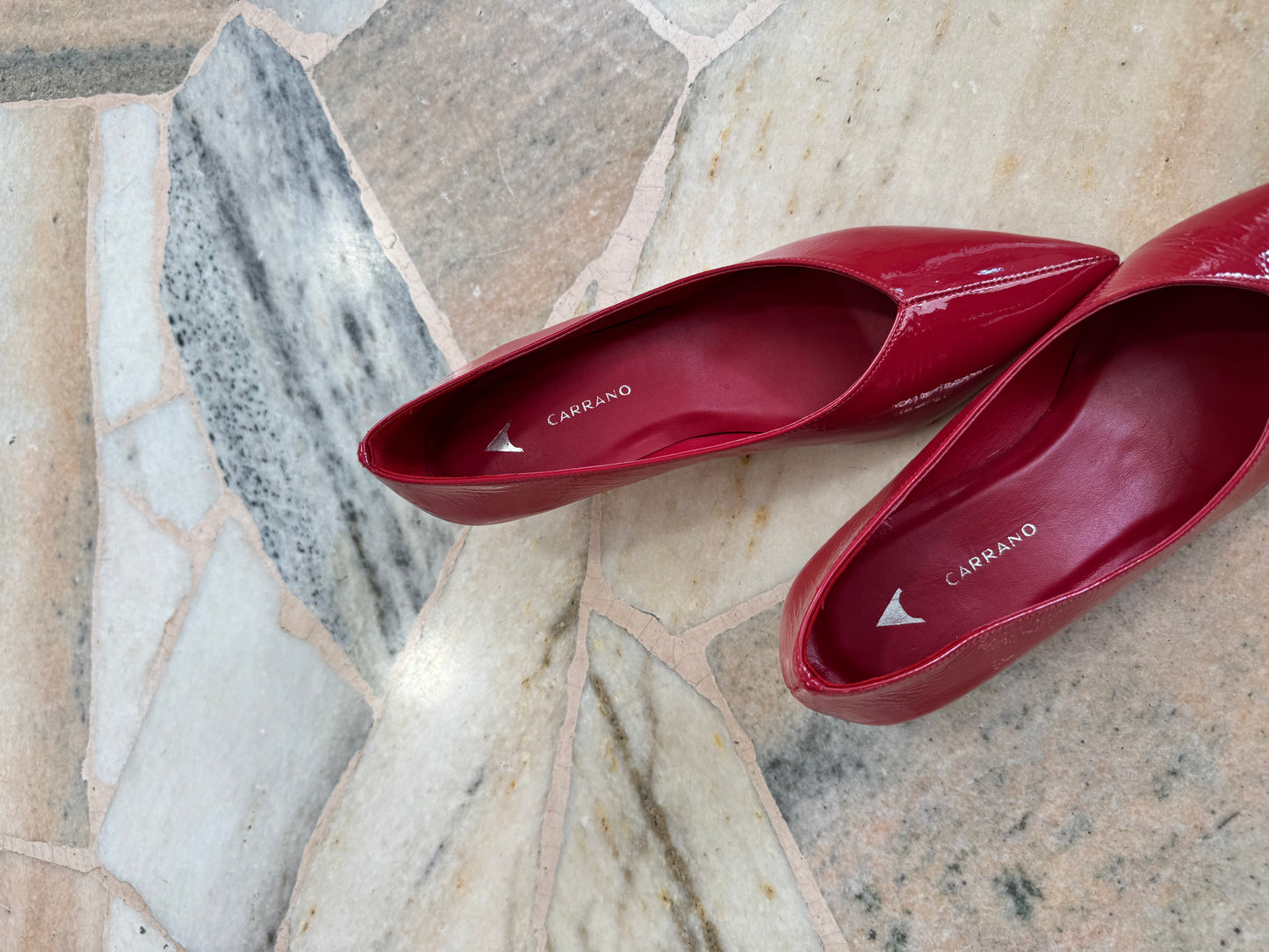 Décolleté rossa in vernice tacco kitten