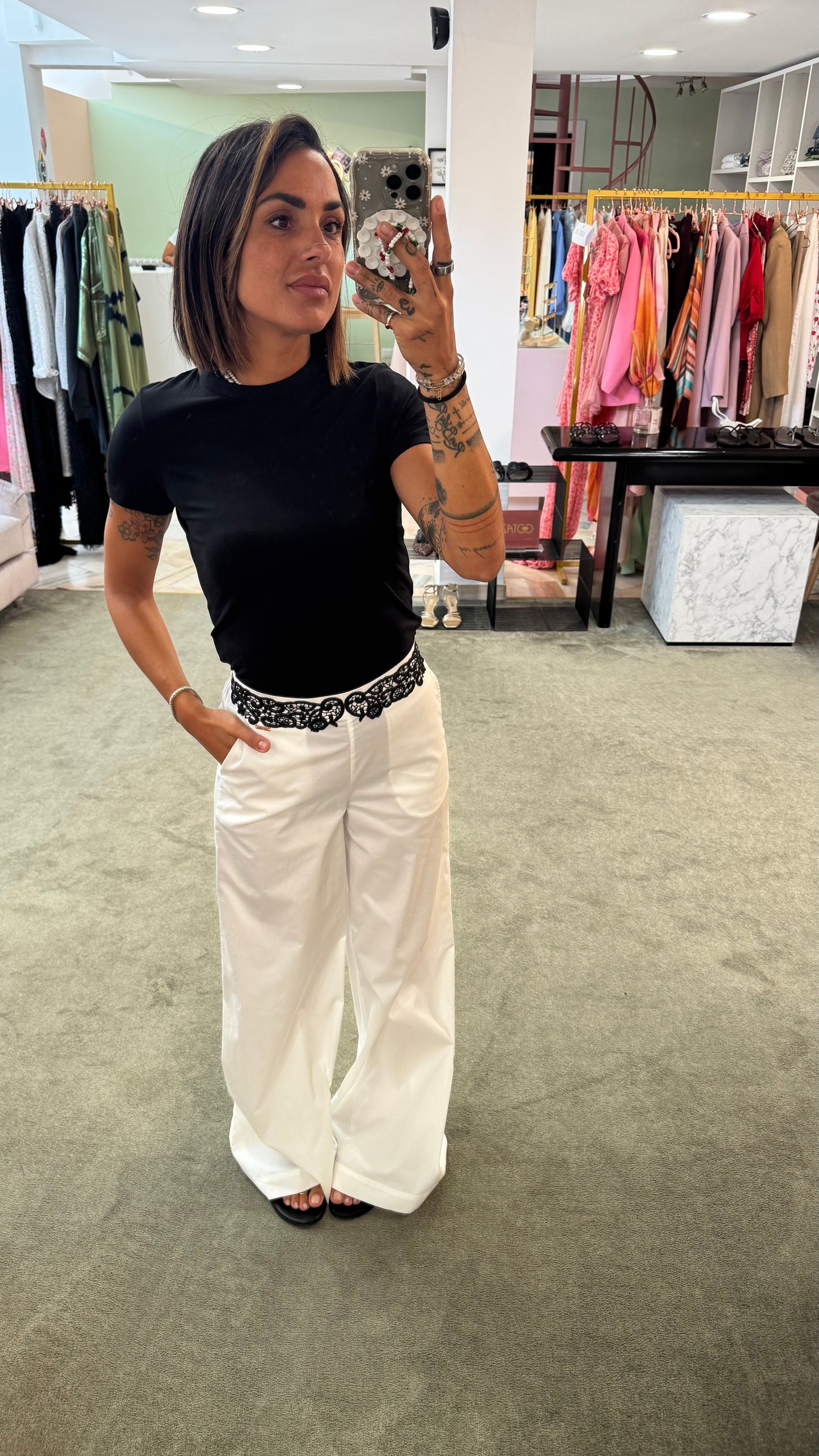 Pantaloni bianchi a palazzo con dettaglio pizzo nero fr