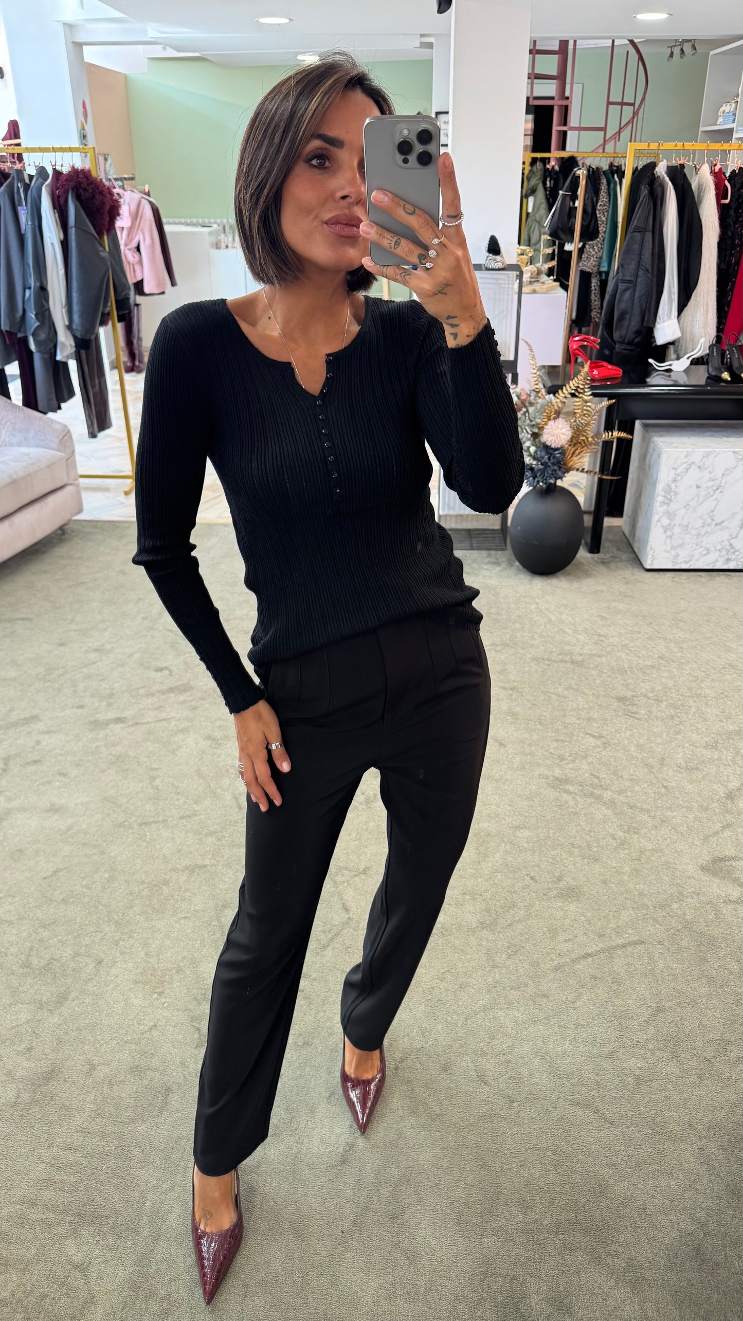 Maglia nera a costine con bottoncini bj