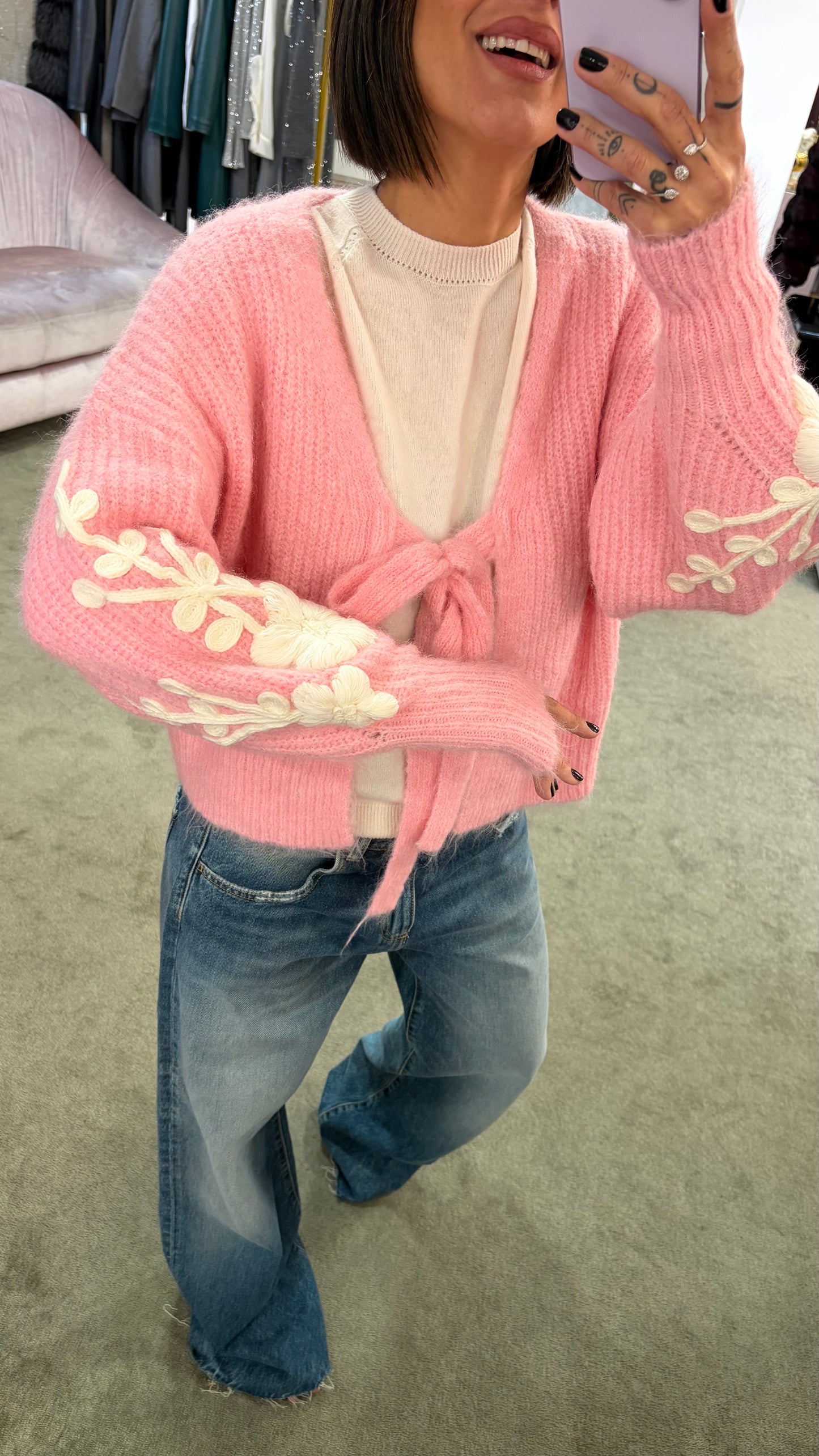 Cardigan rosa con ricami sulla manica bj