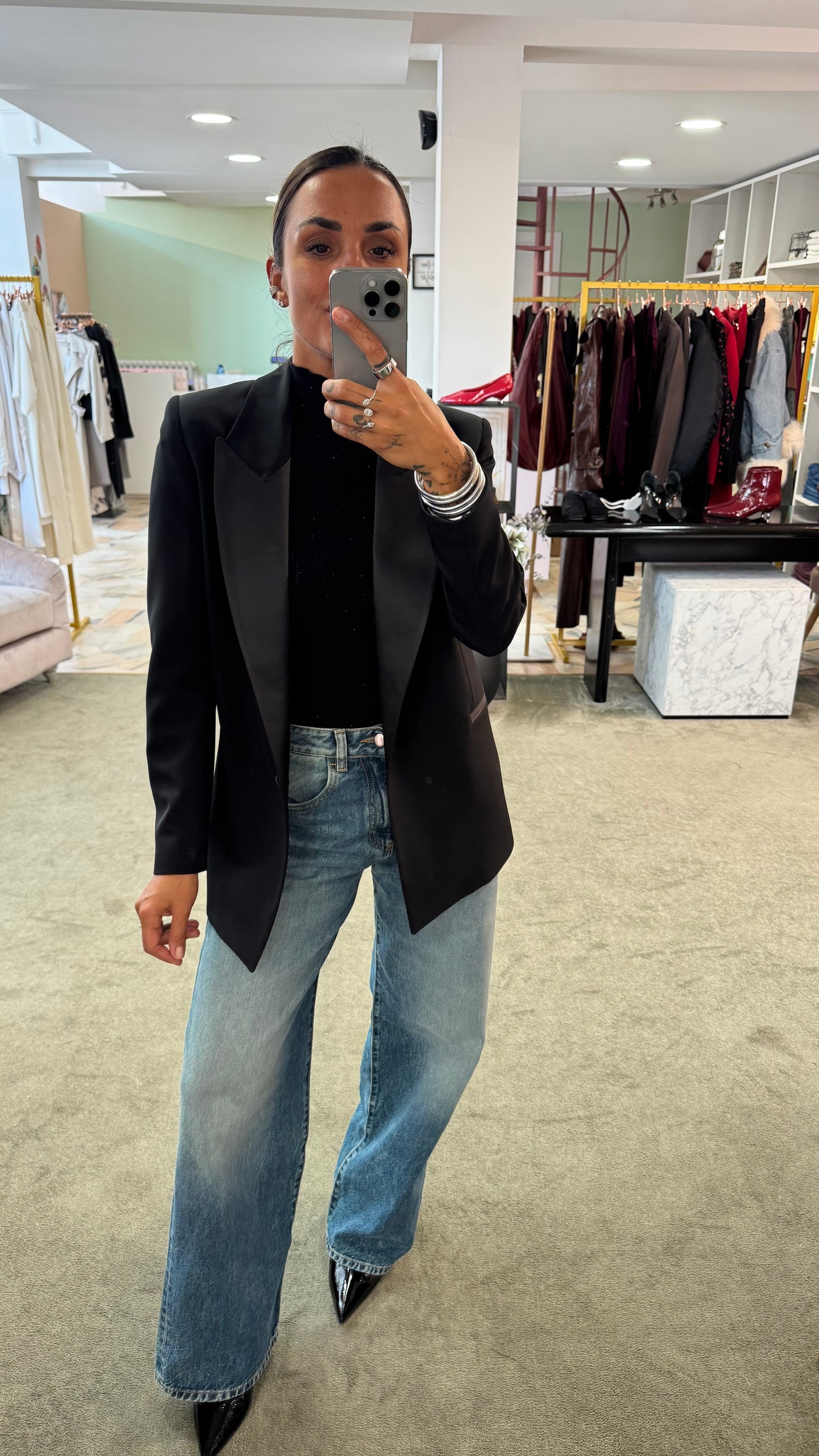 Blazer nero con rever in raso Actualee