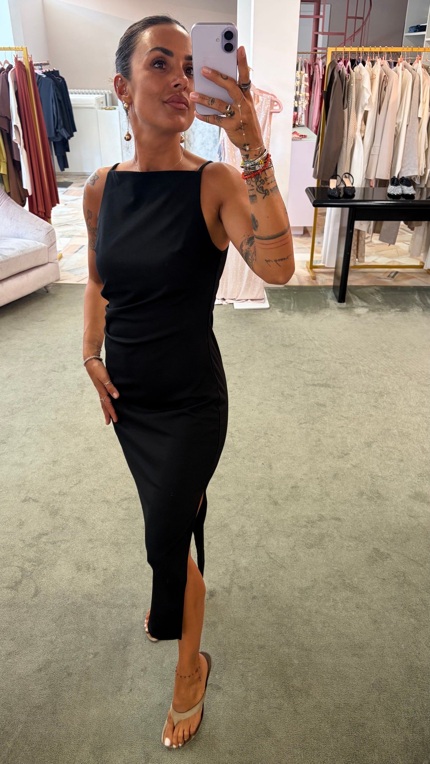 Abito midi nero con arricciature laterali e spacco aw