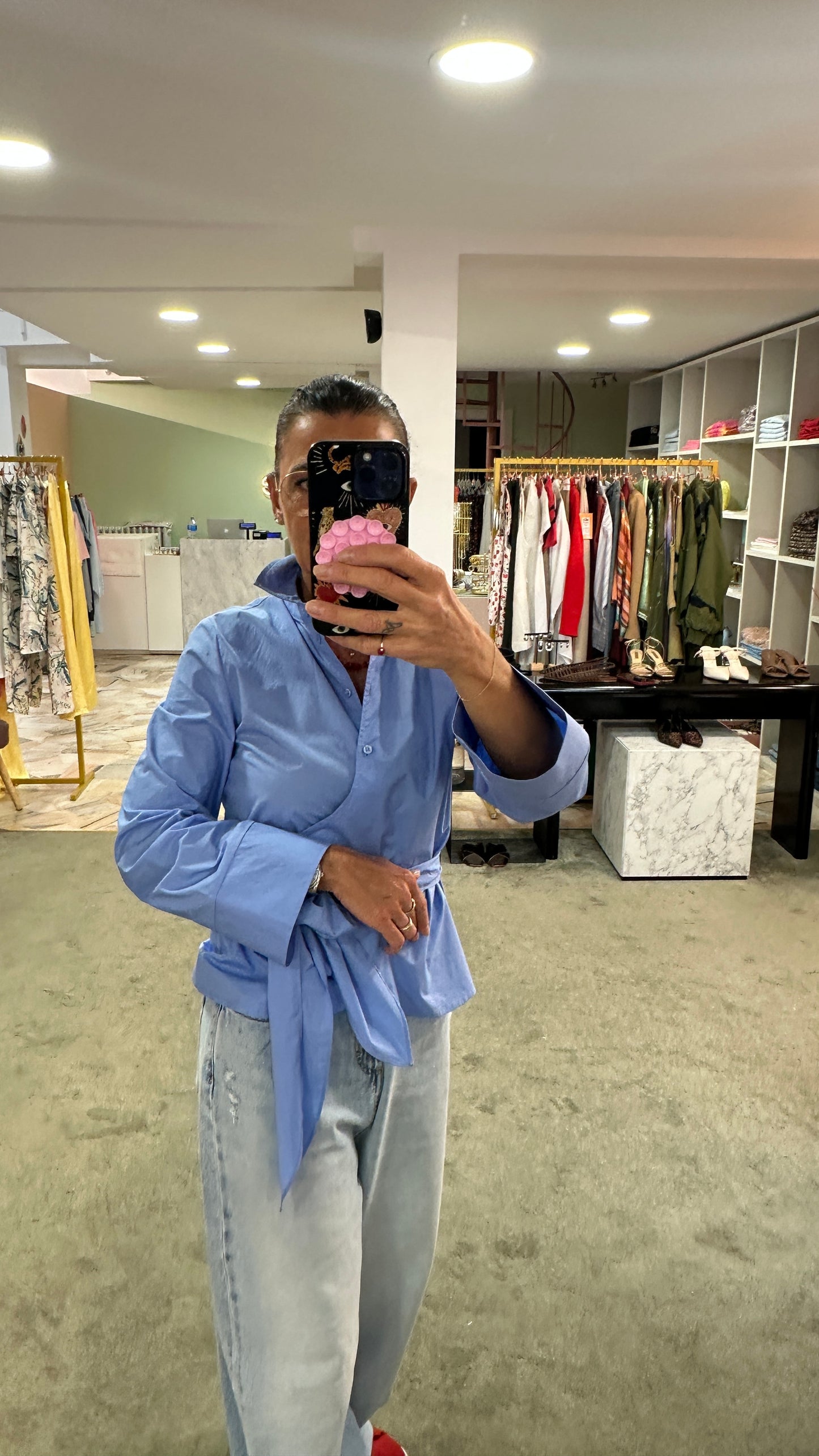 Camicia azzurra con fiocco in vita sl