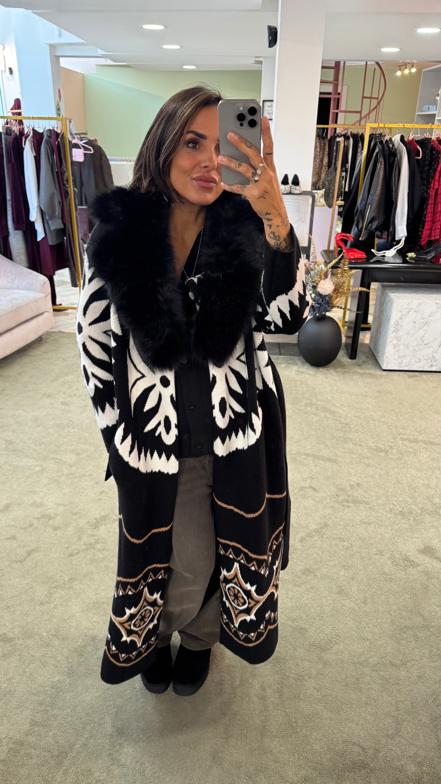 Cappotto/ Maxi cardigan nero lungo con collo in pelliccia eco