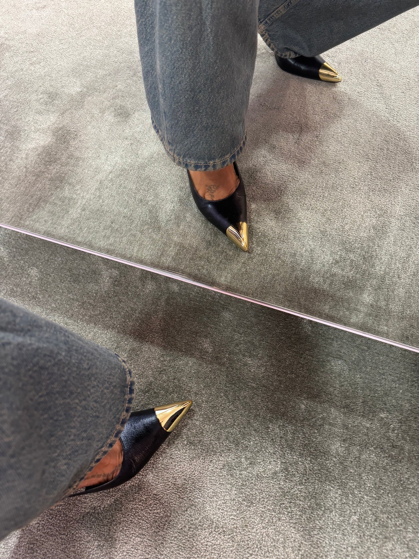 Slingback nera con punta e tacco oro