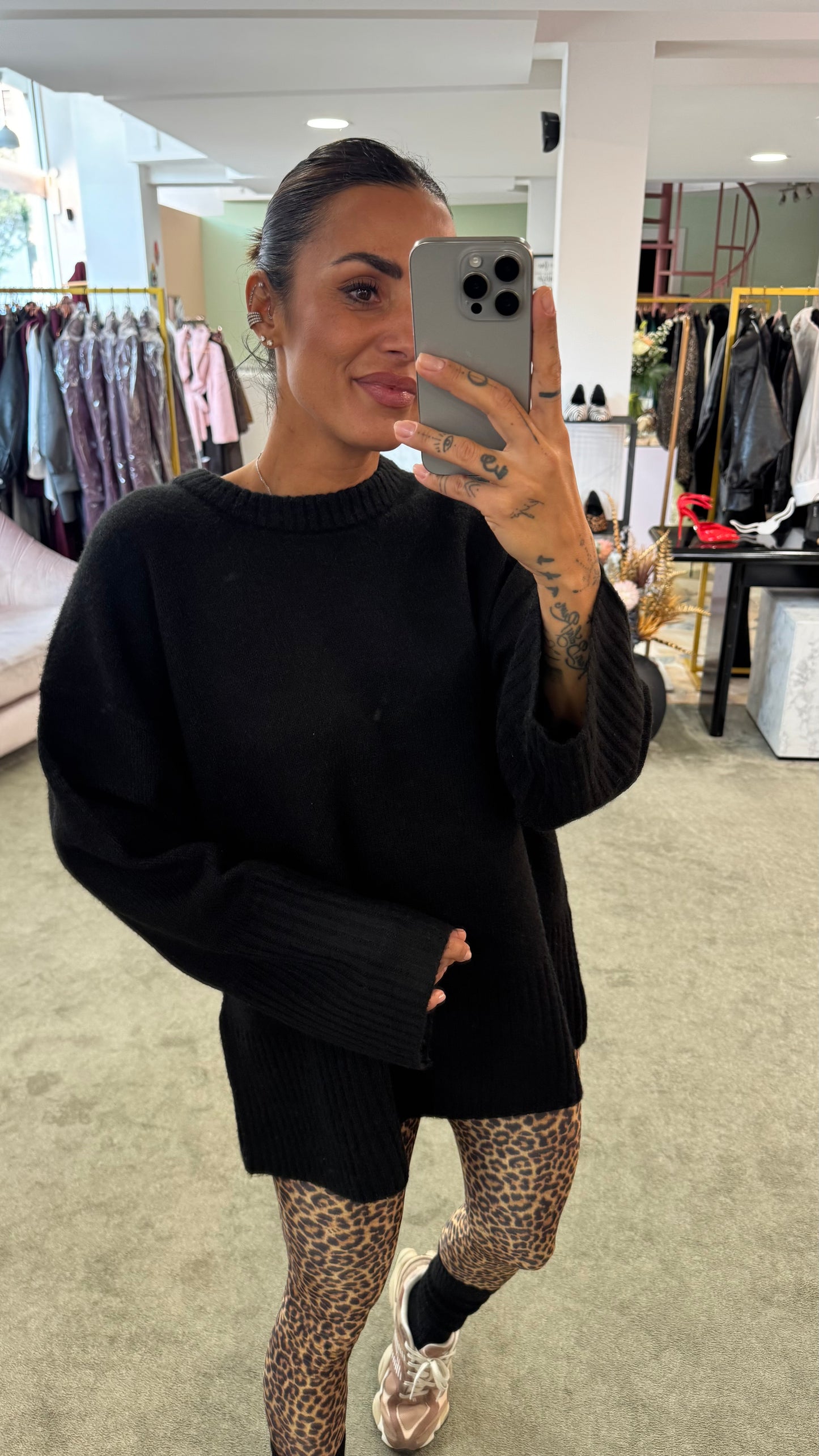 Maglione nero girocollo spacco dietro jx