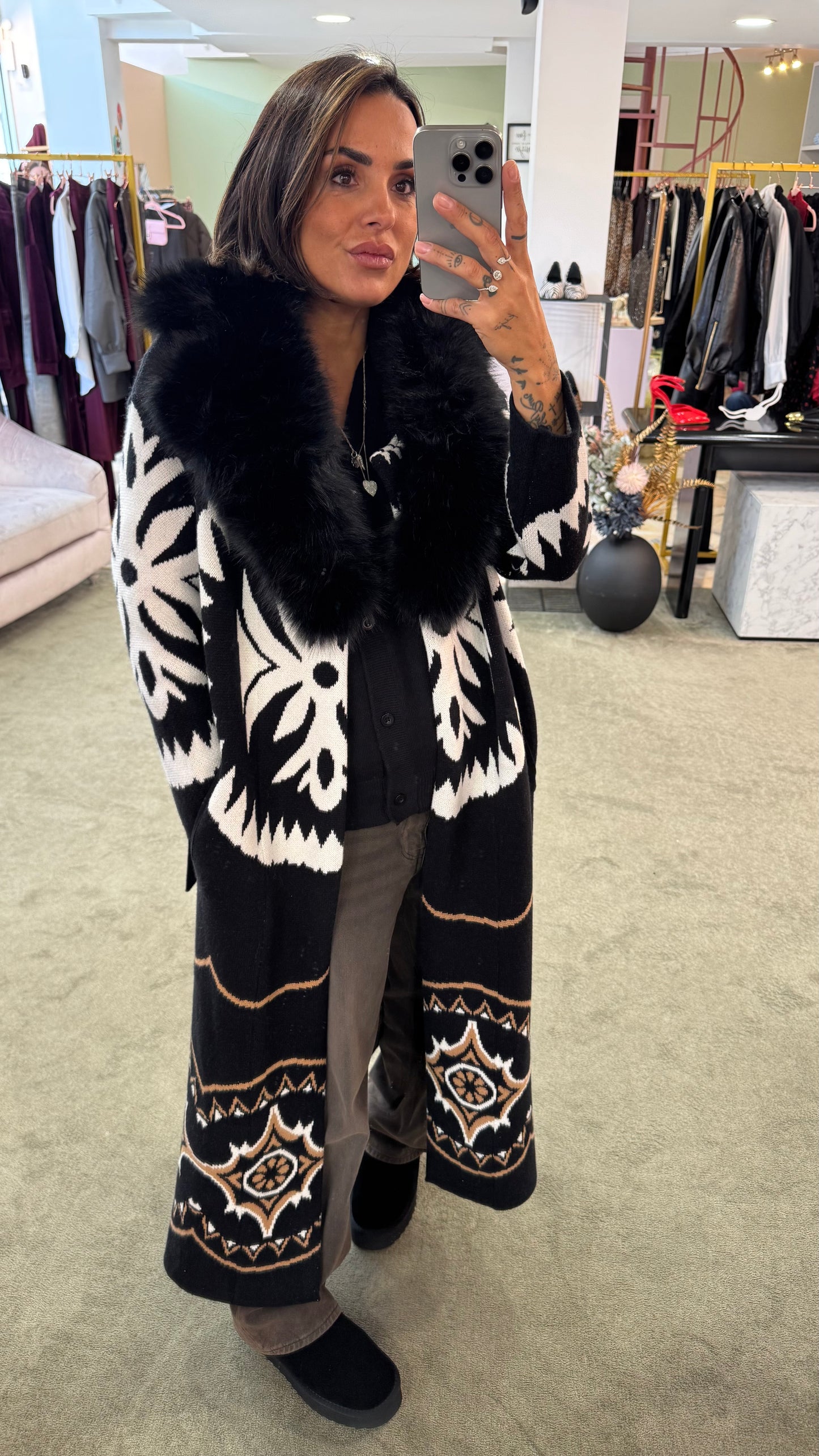 Cappotto/ Maxi cardigan nero lungo con collo in pelliccia eco