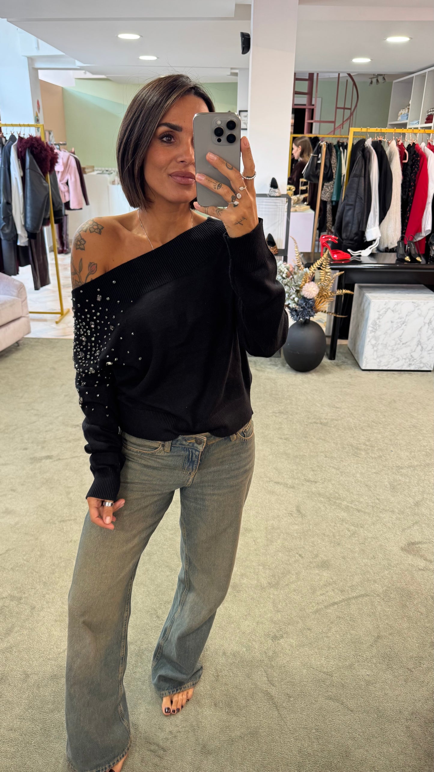 Maglione nero con pietre scollo a barchetta bj