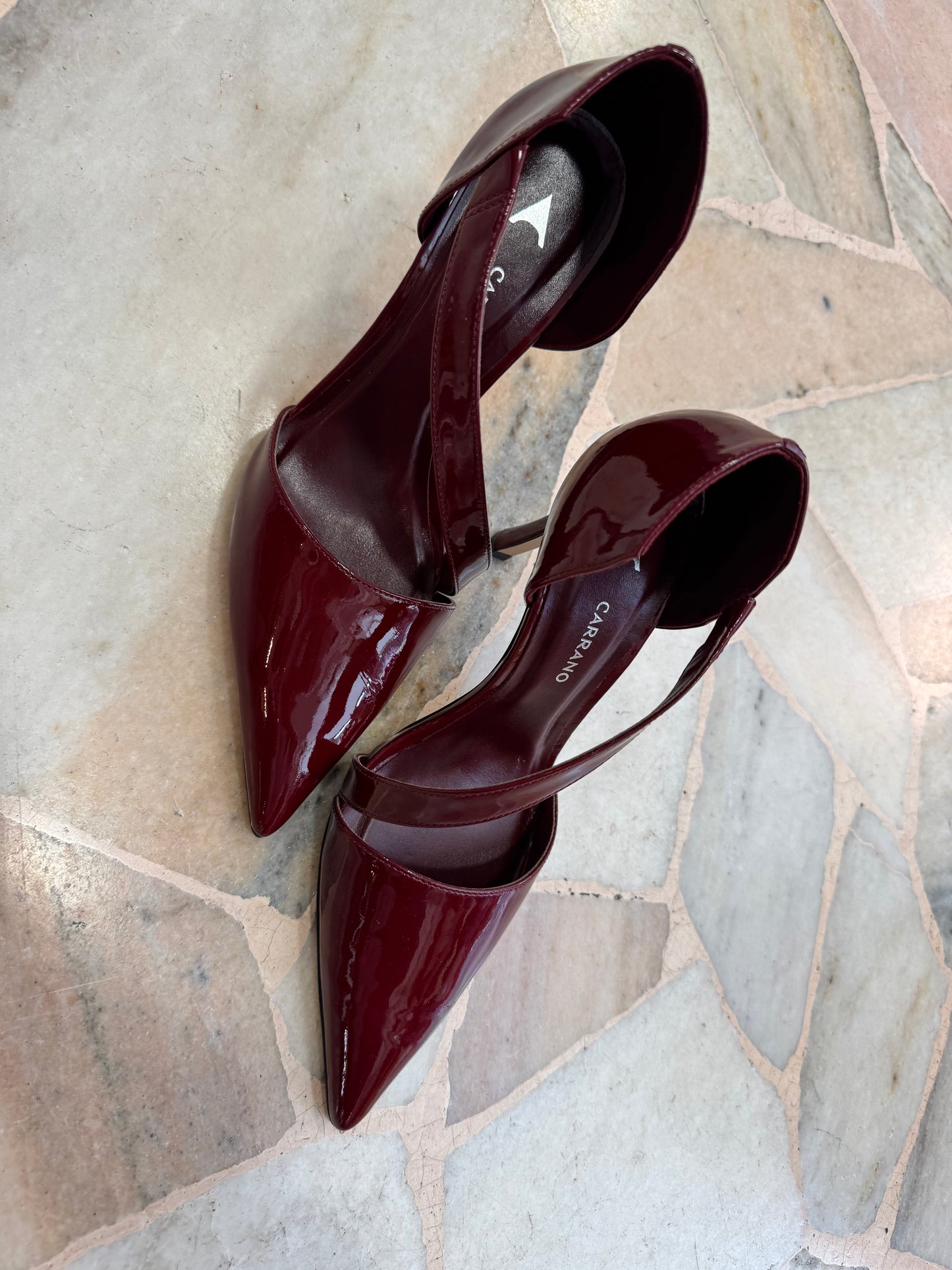 Décolleté bordeaux in vernice con listino