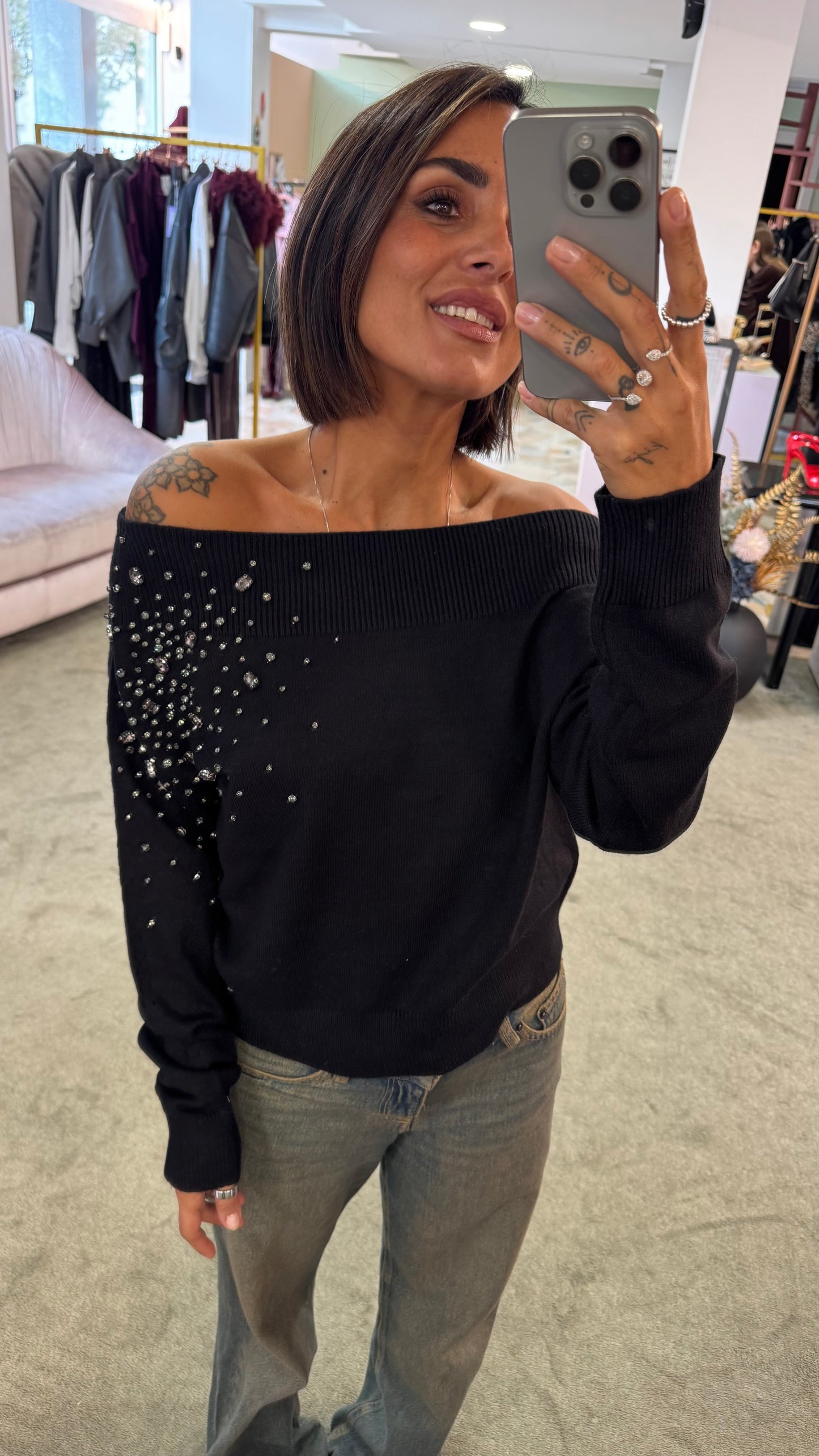 Maglione nero con pietre scollo a barchetta bj