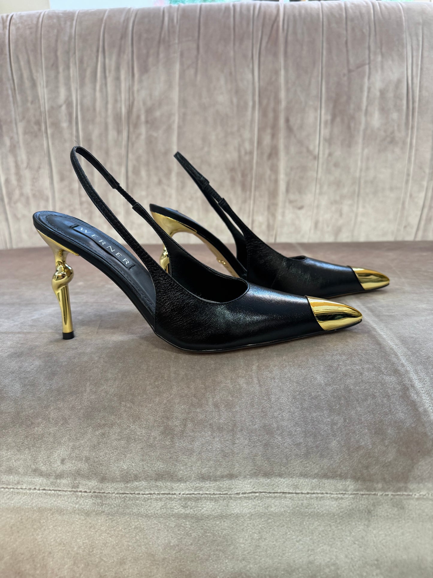 Slingback nera con punta e tacco oro