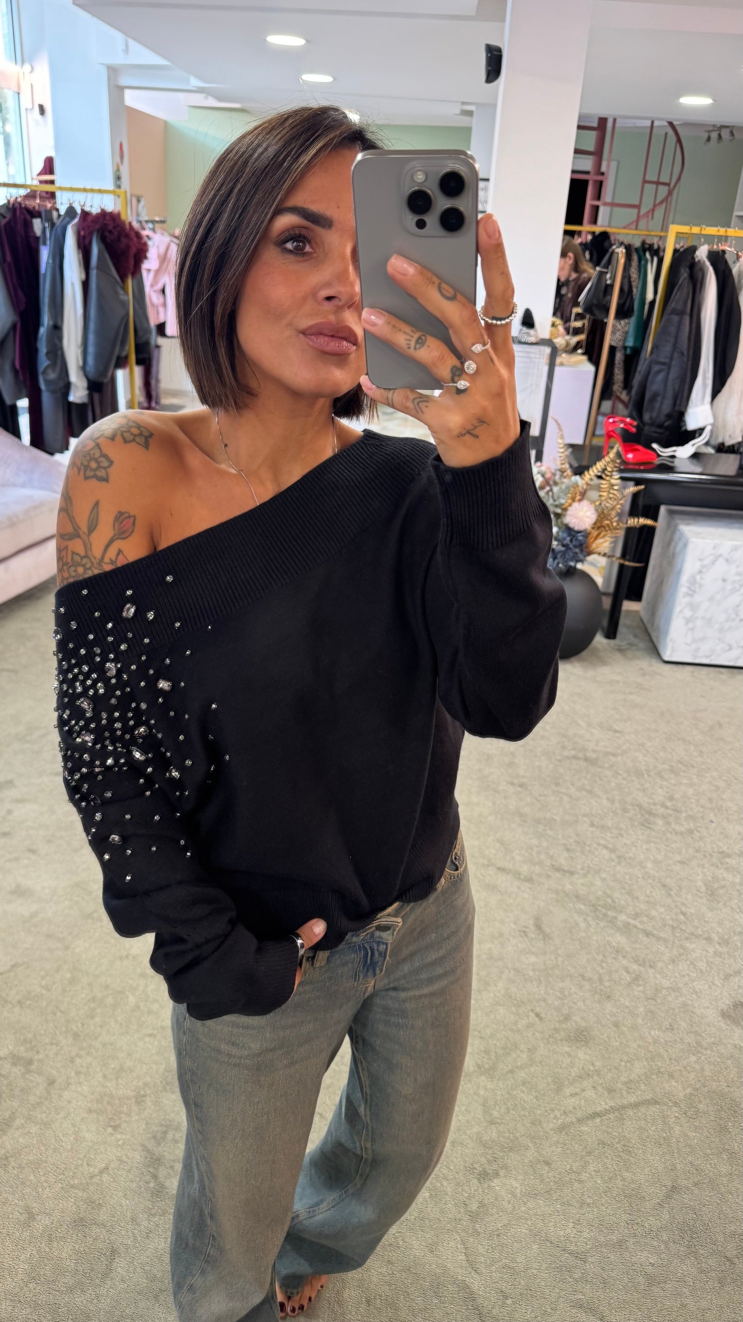 Maglione nero con pietre scollo a barchetta bj