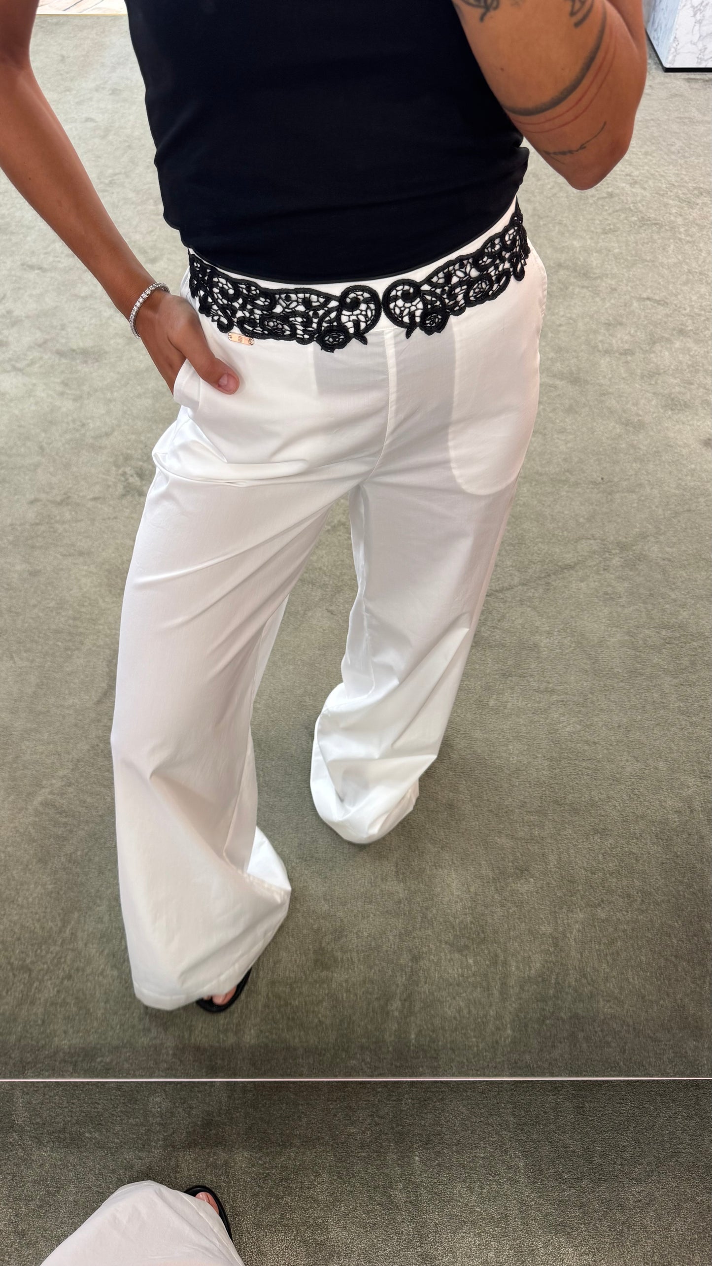Pantaloni bianchi a palazzo con dettaglio pizzo nero fr