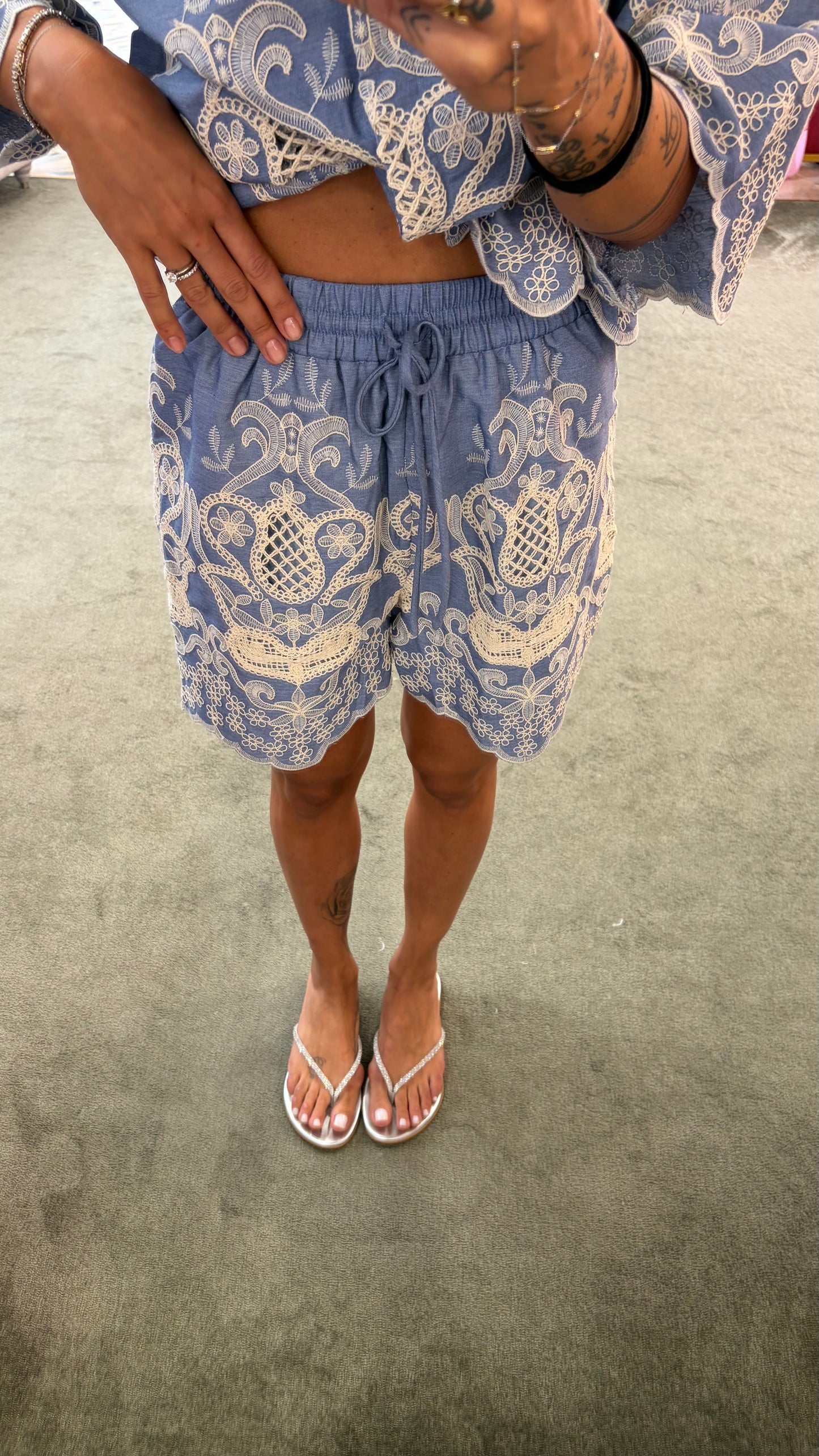 Camicia azzurra manica corta con ricami gl
