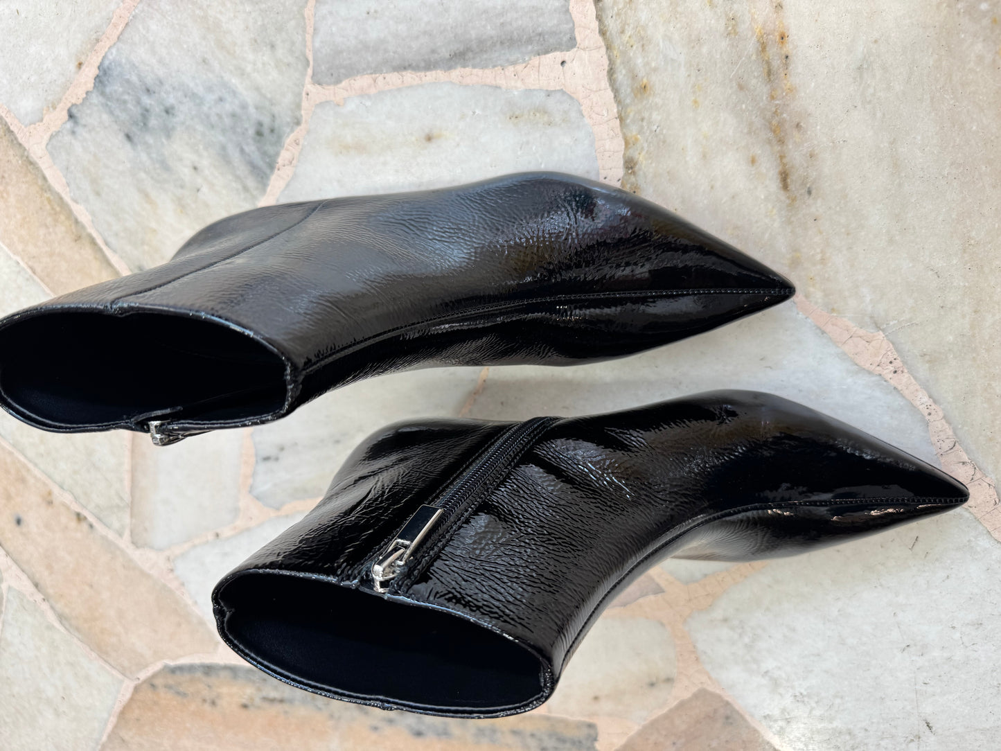 Stivaletto nero in vernice tacco kitten