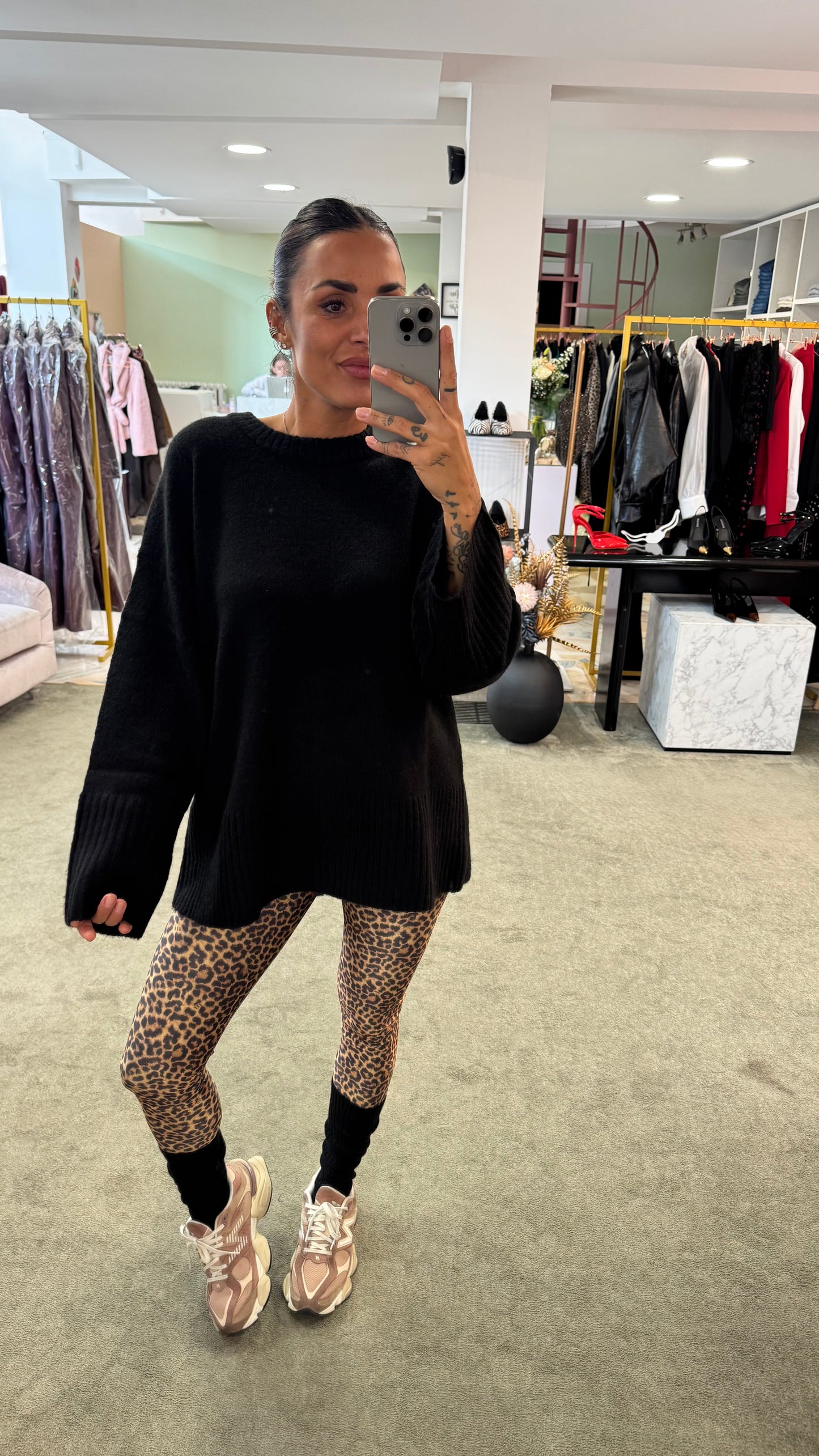 Maglione nero girocollo spacco dietro jx