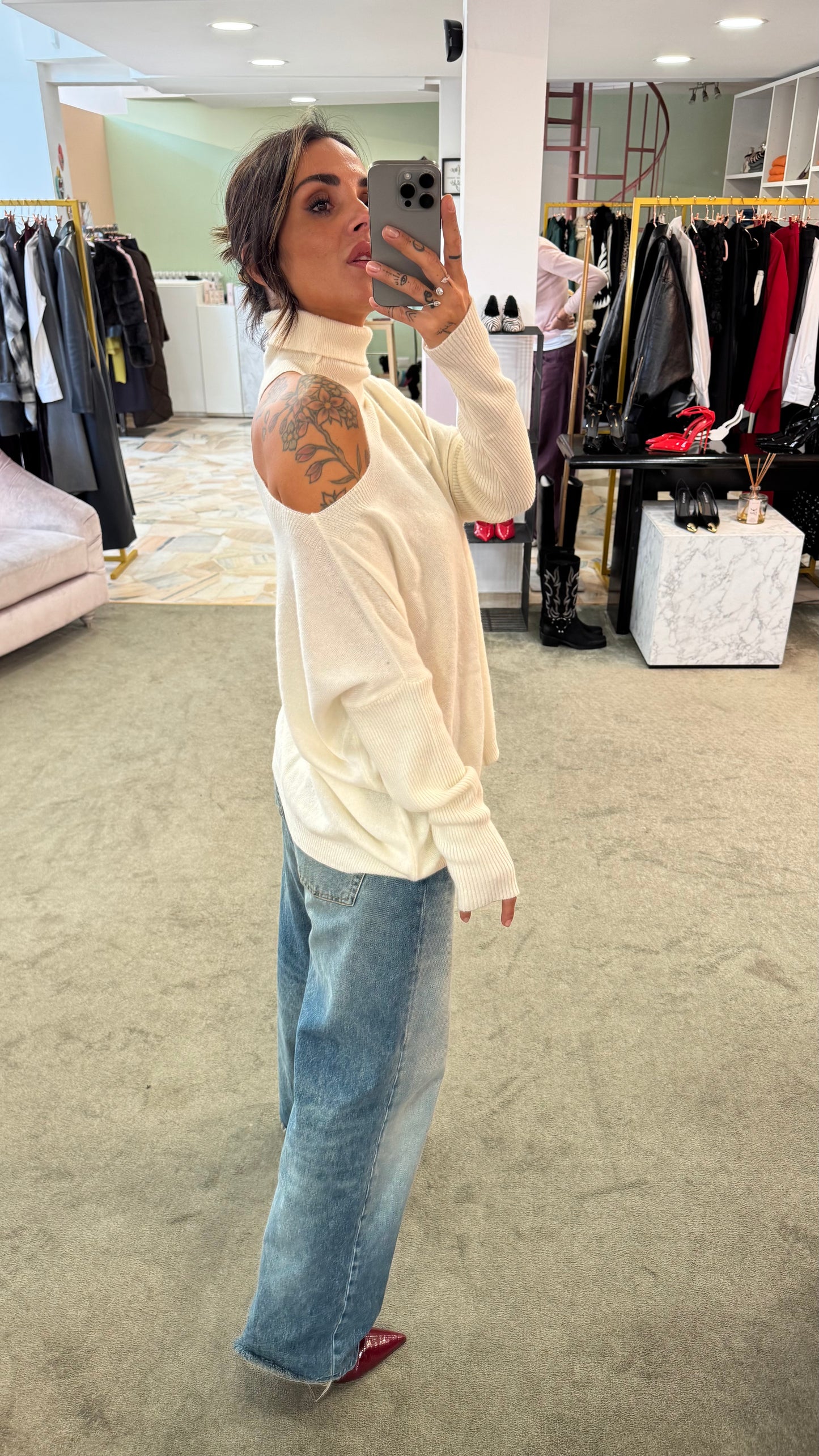 Dolcevita panna cutout sulla spalla lh