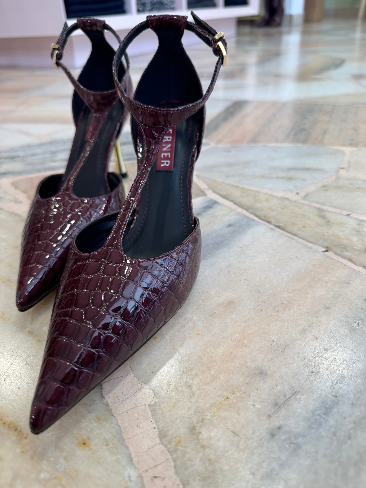 Décolleté bordeaux crocodile con cinturino e tacco oro