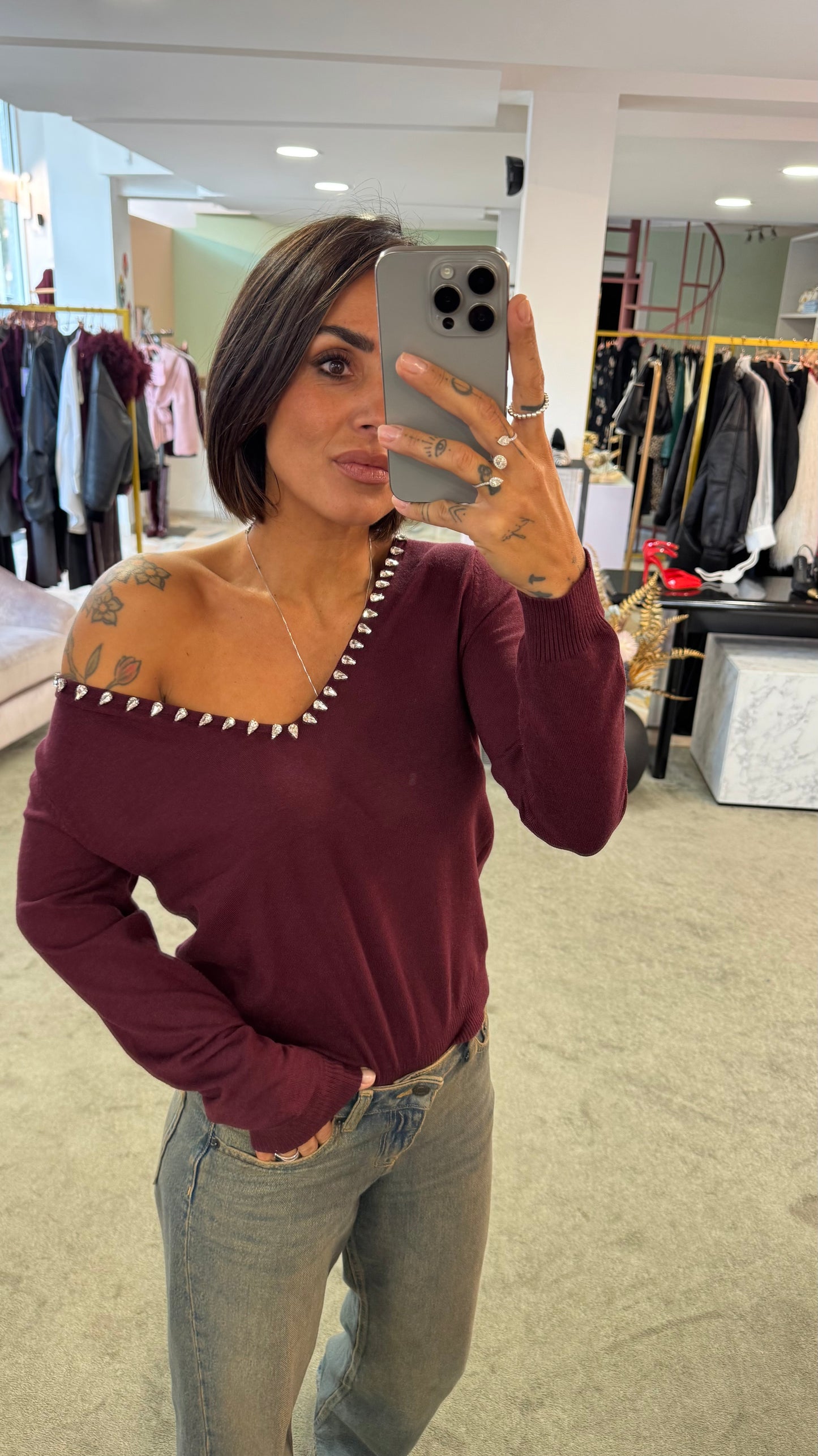 Maglione bordeaux scollo a v con pietre bj