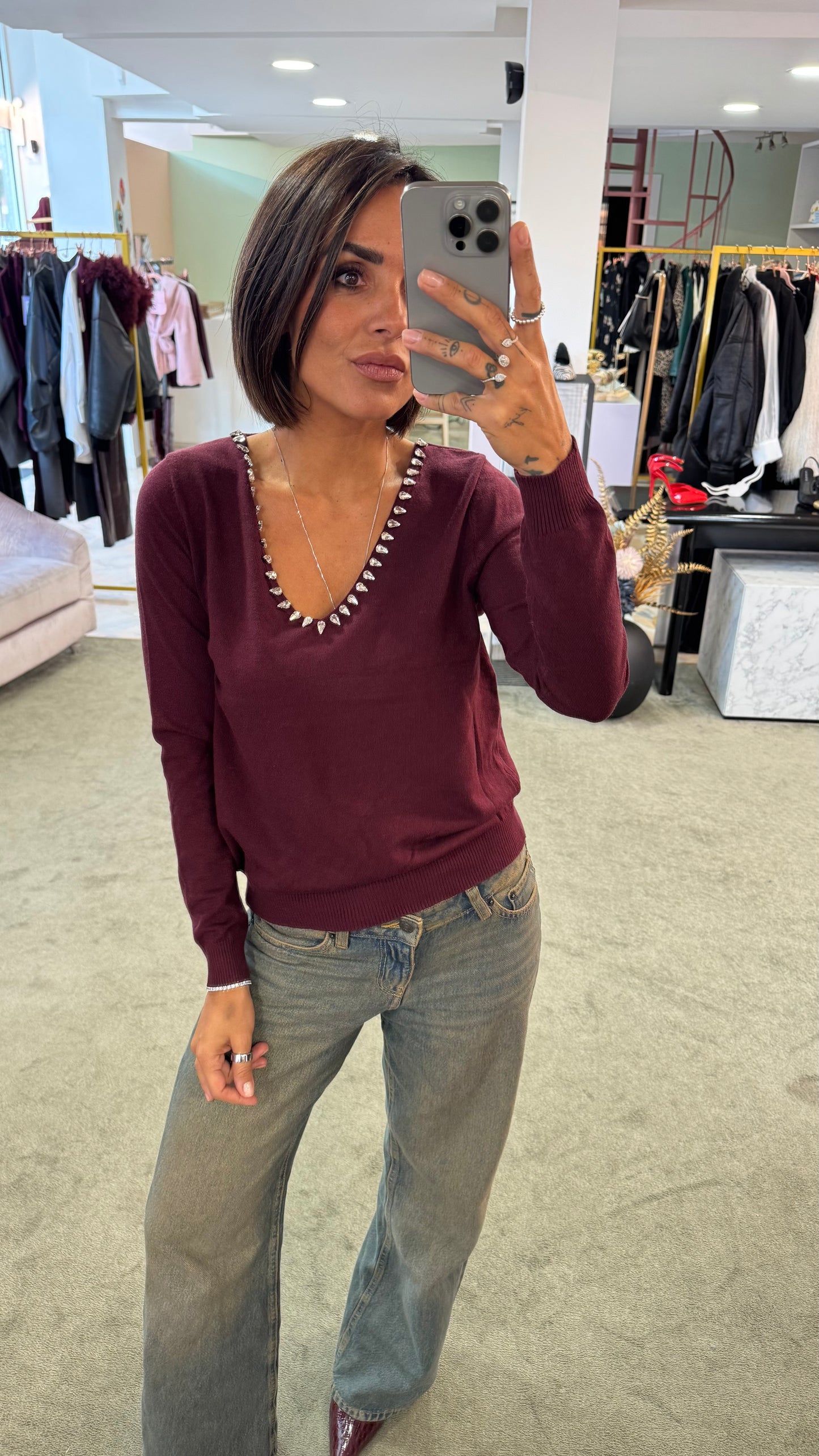 Maglione bordeaux scollo a v con pietre bj