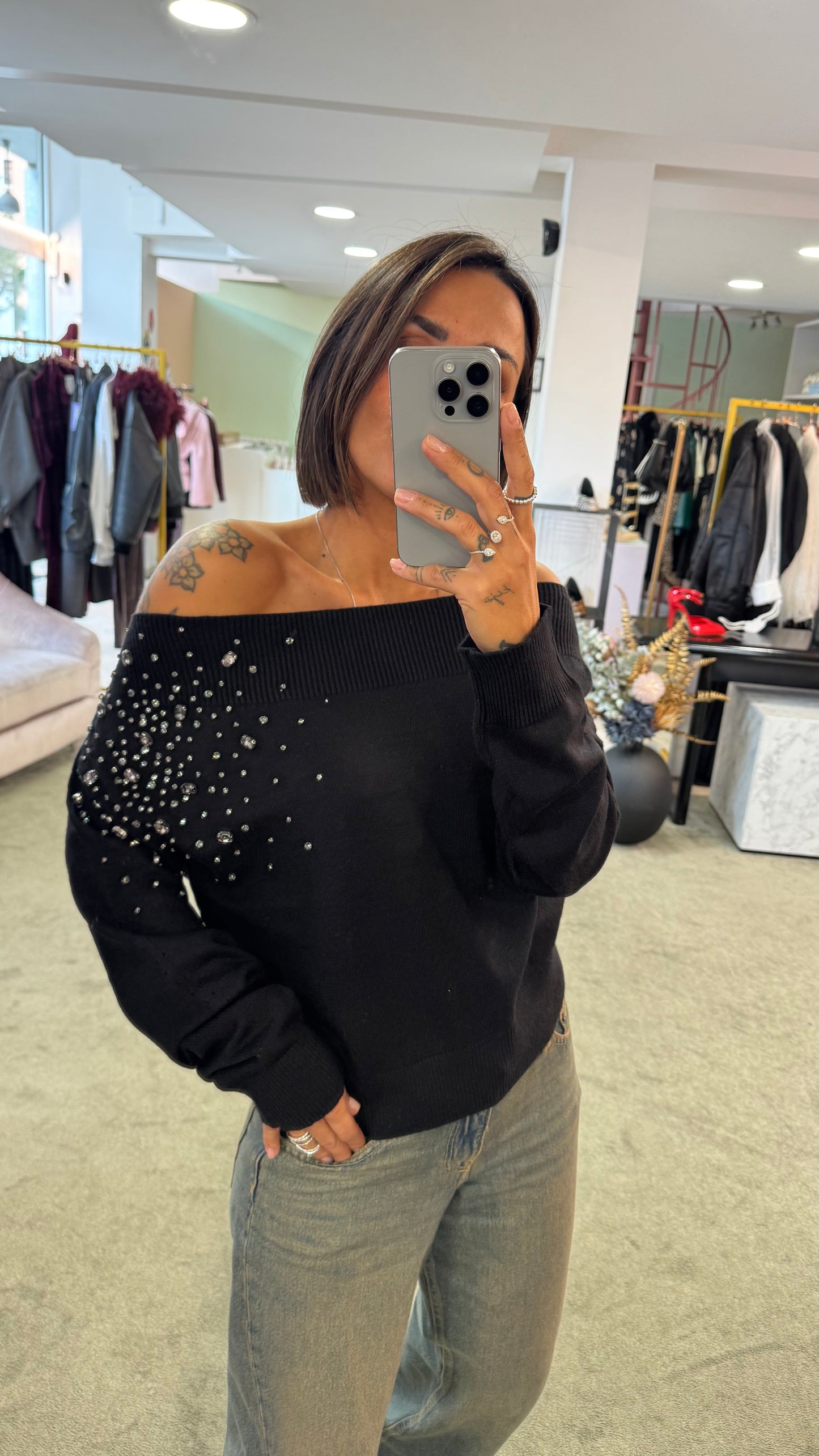 Maglione nero con pietre scollo a barchetta bj