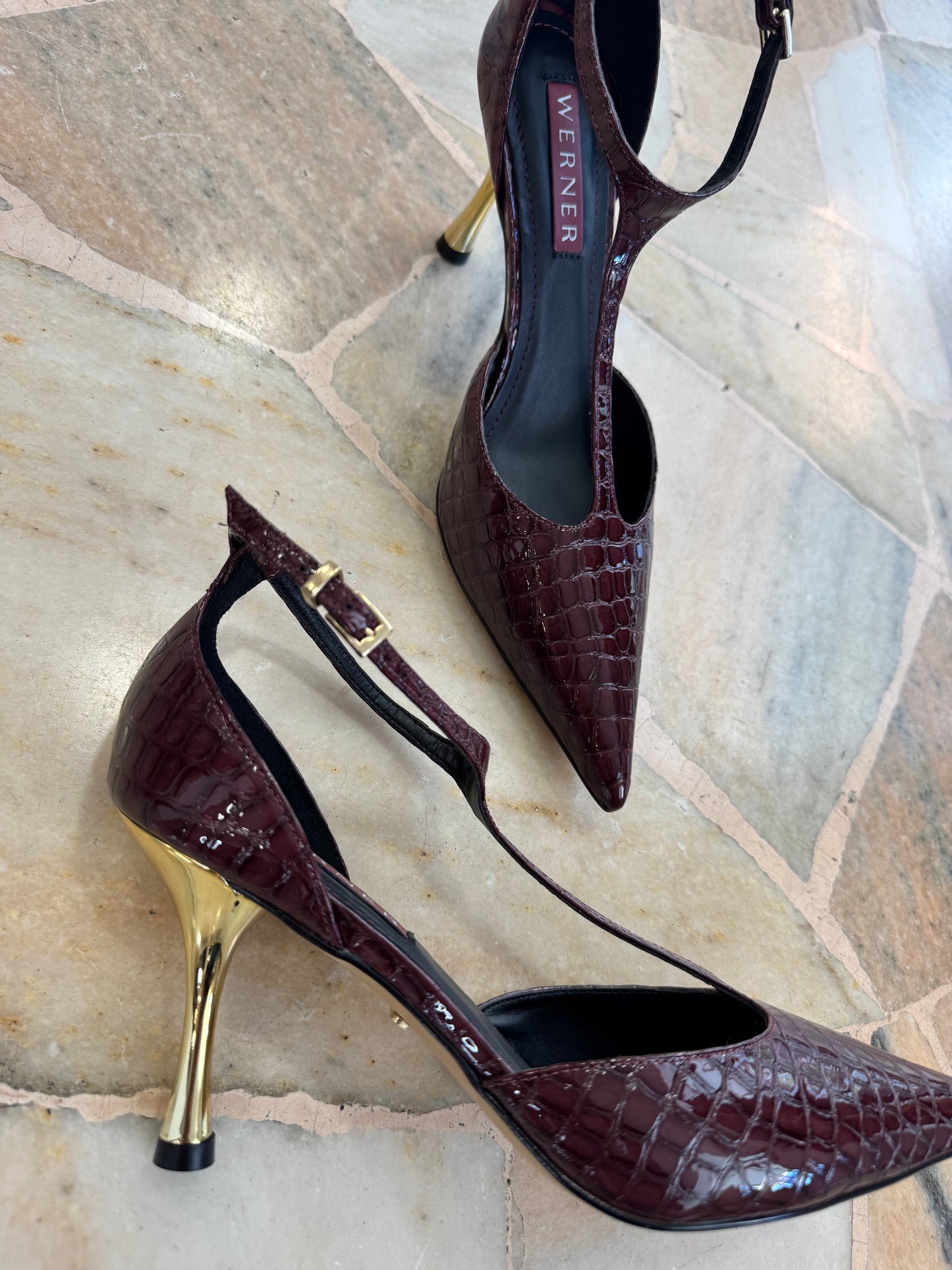 Décolleté bordeaux crocodile con cinturino e tacco oro