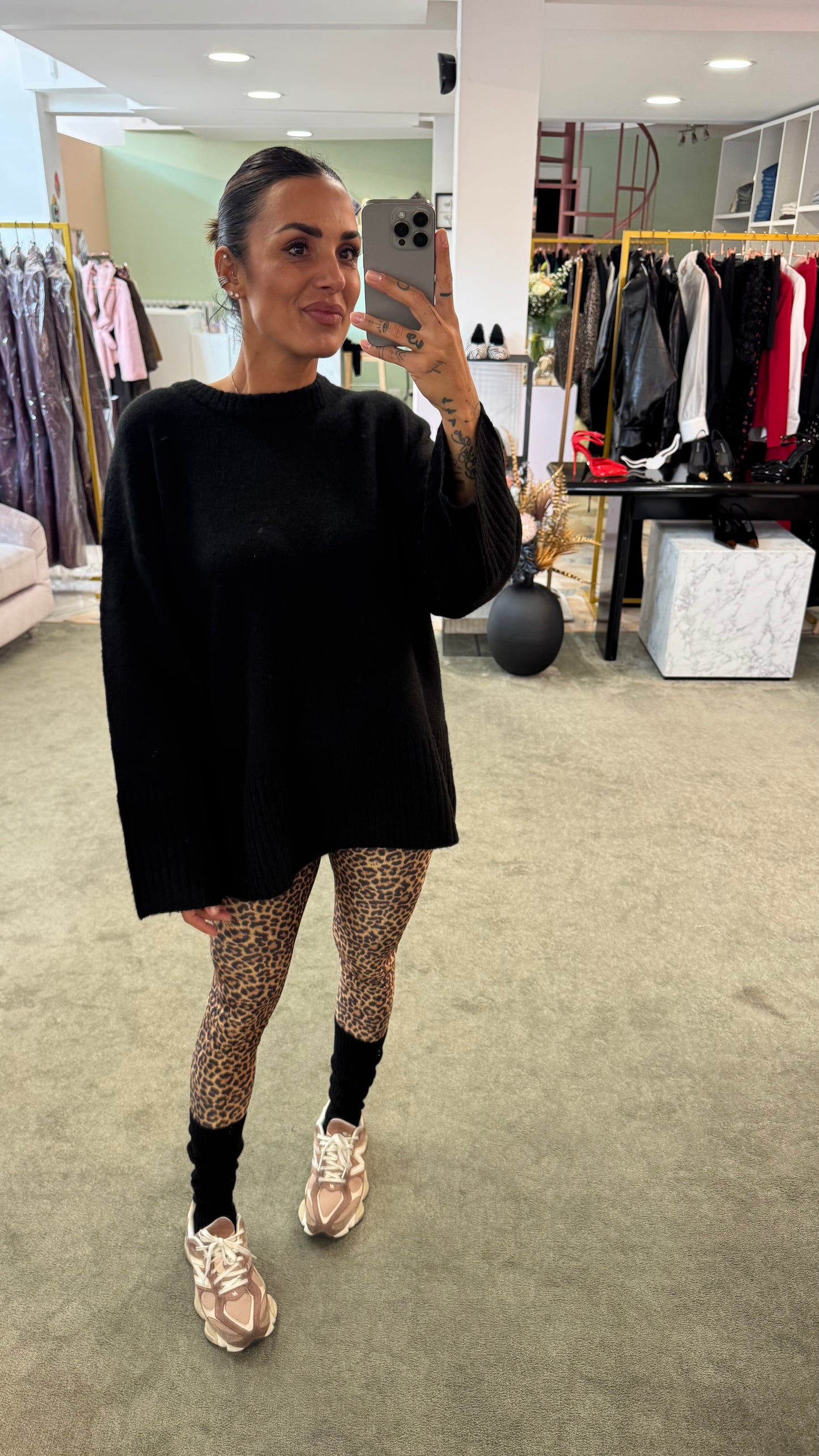 Maglione nero girocollo spacco dietro jx