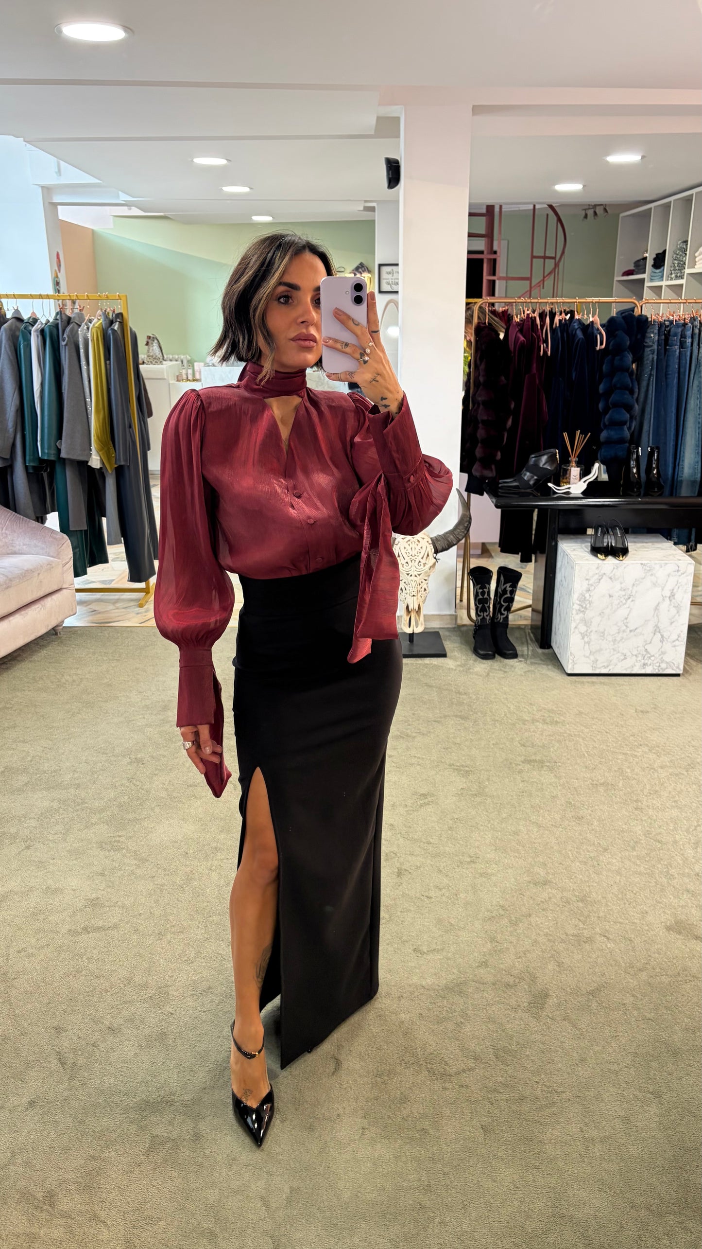 Camicia bordeaux scollo a v con bottoncini e sciarpina Actualee