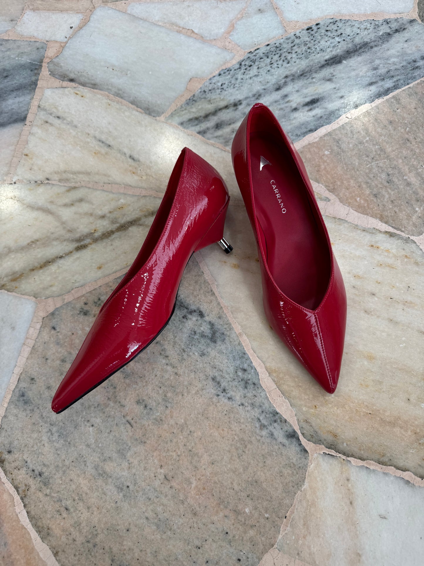 Décolleté rossa in vernice tacco kitten