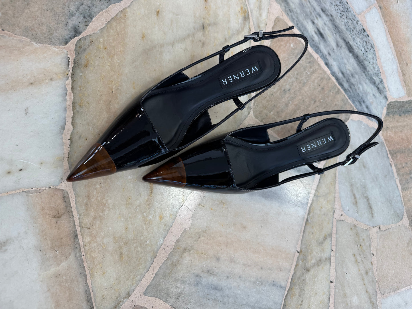 Slingback nera in vernice con punta tartarugata