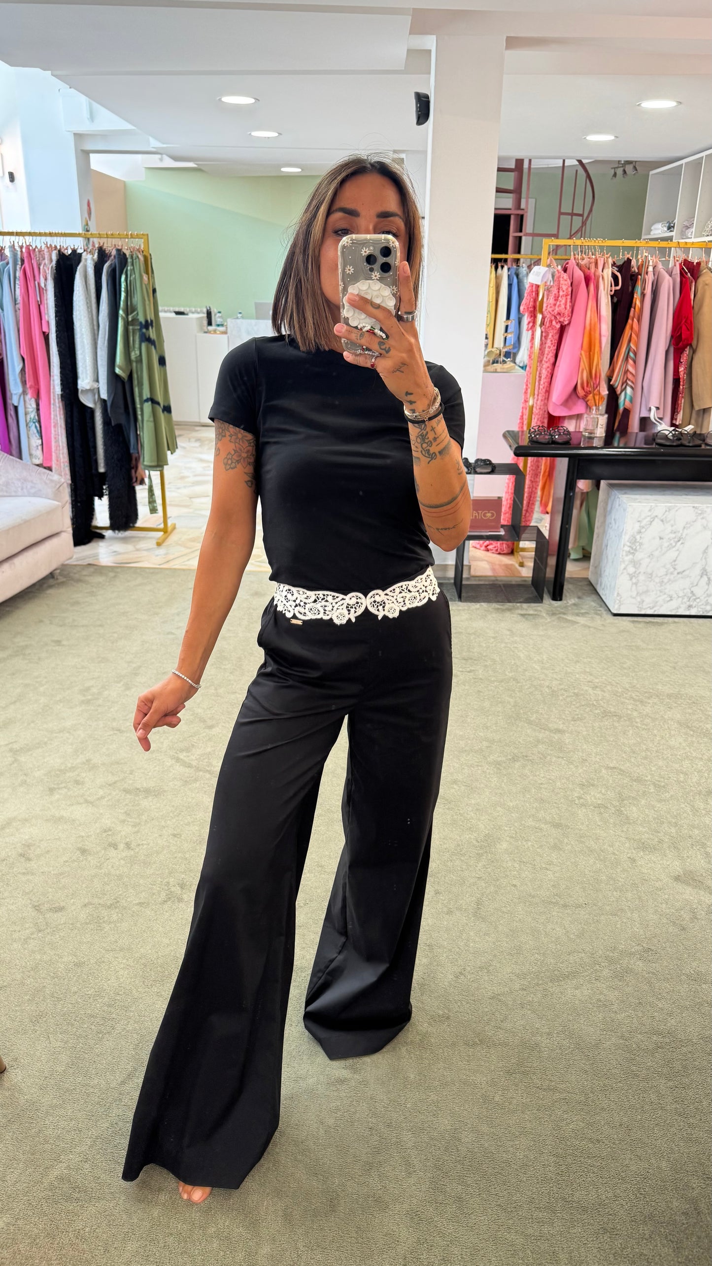 Pantaloni neri a palazzo con dettaglio pizzo bianco fr