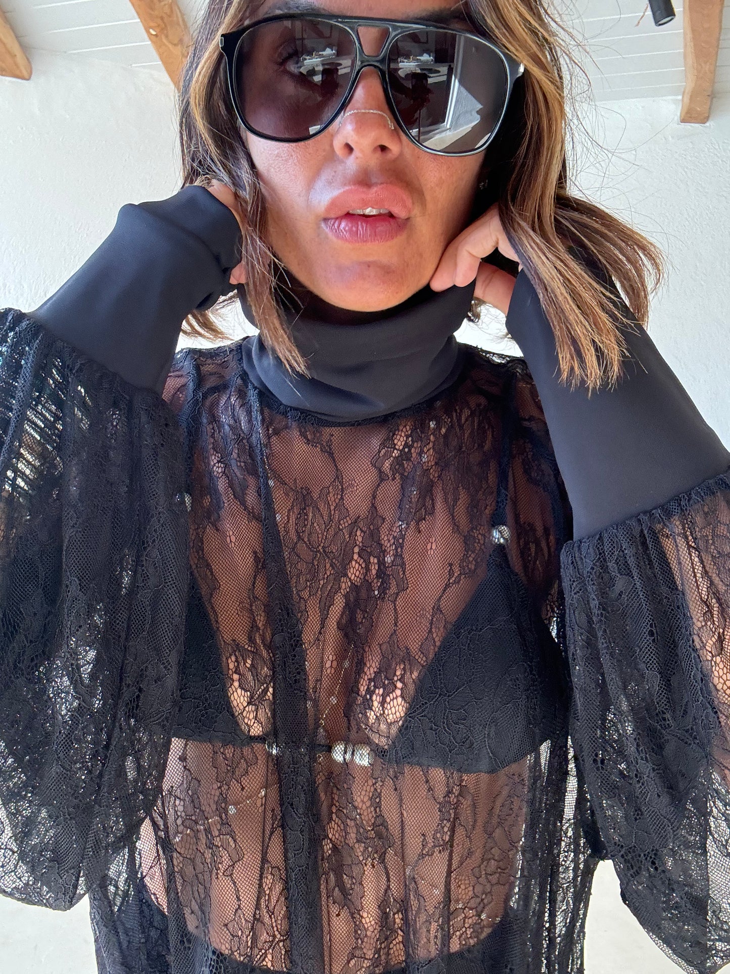 Blusa lupetto nera in pizzo ks