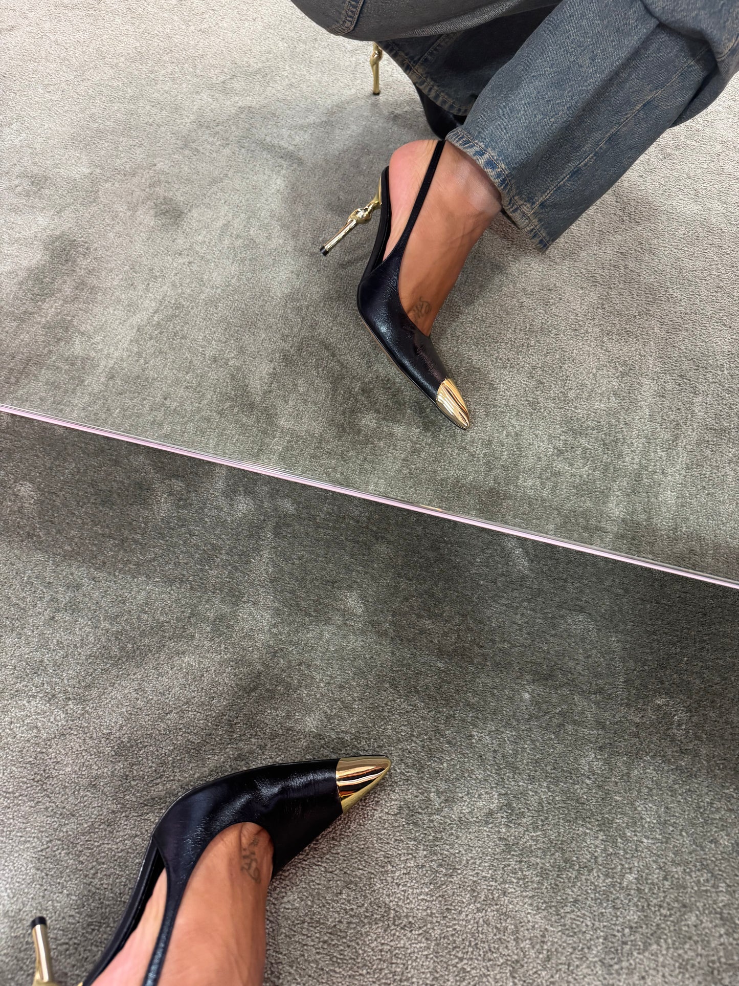 Slingback nera con punta e tacco oro